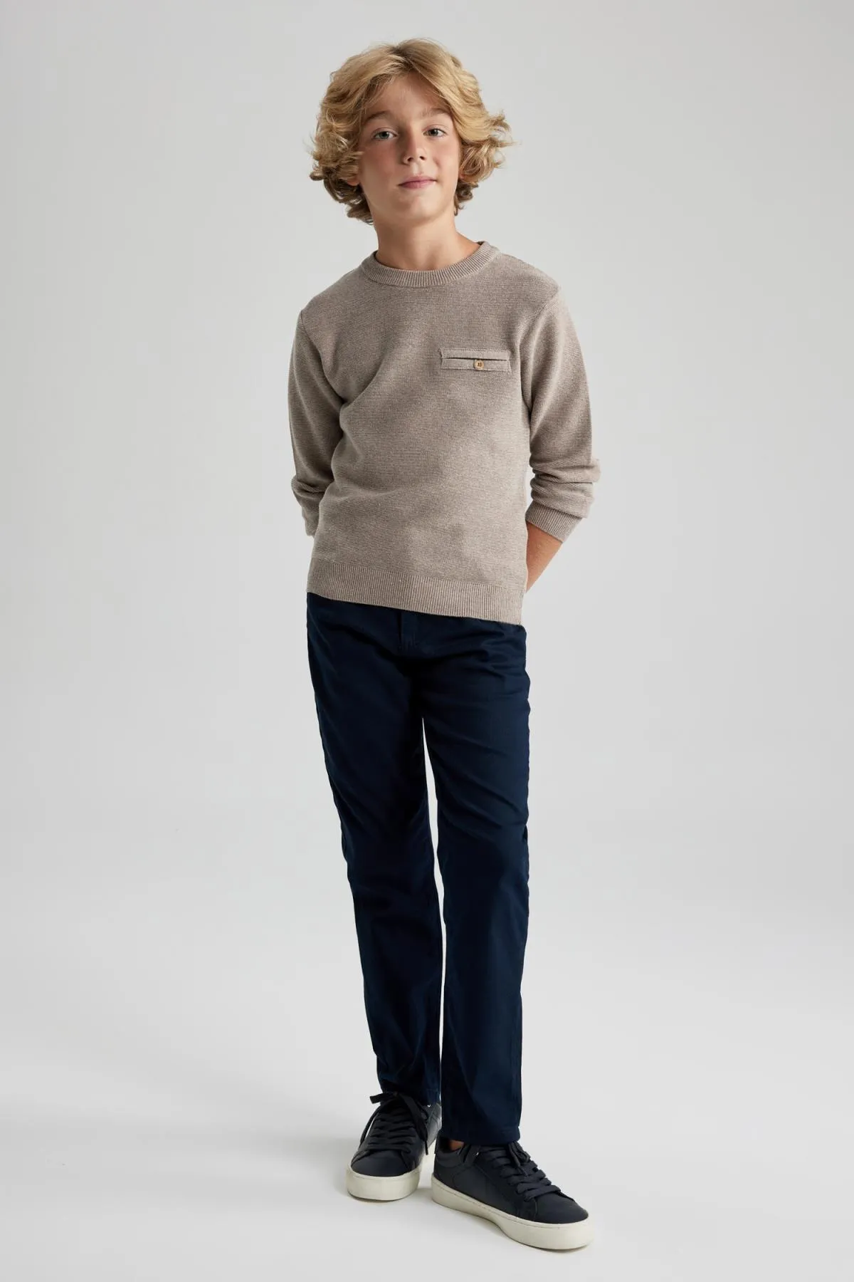 DeFacto  Strickpullover für Jungen mit normaler Passform und Rundhalsausschnitt