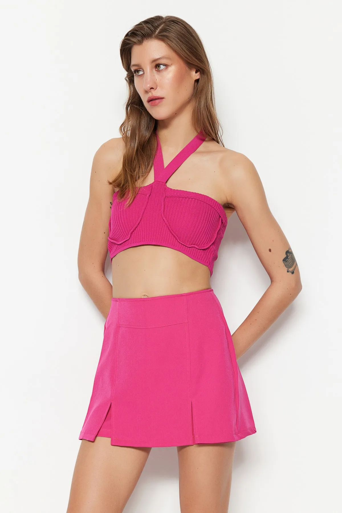Trendyol Collection  Fuchsiafarbener, gewebter Super-Mini-Shortsrock mit doppeltem Schlitz TWOSS20SR0364