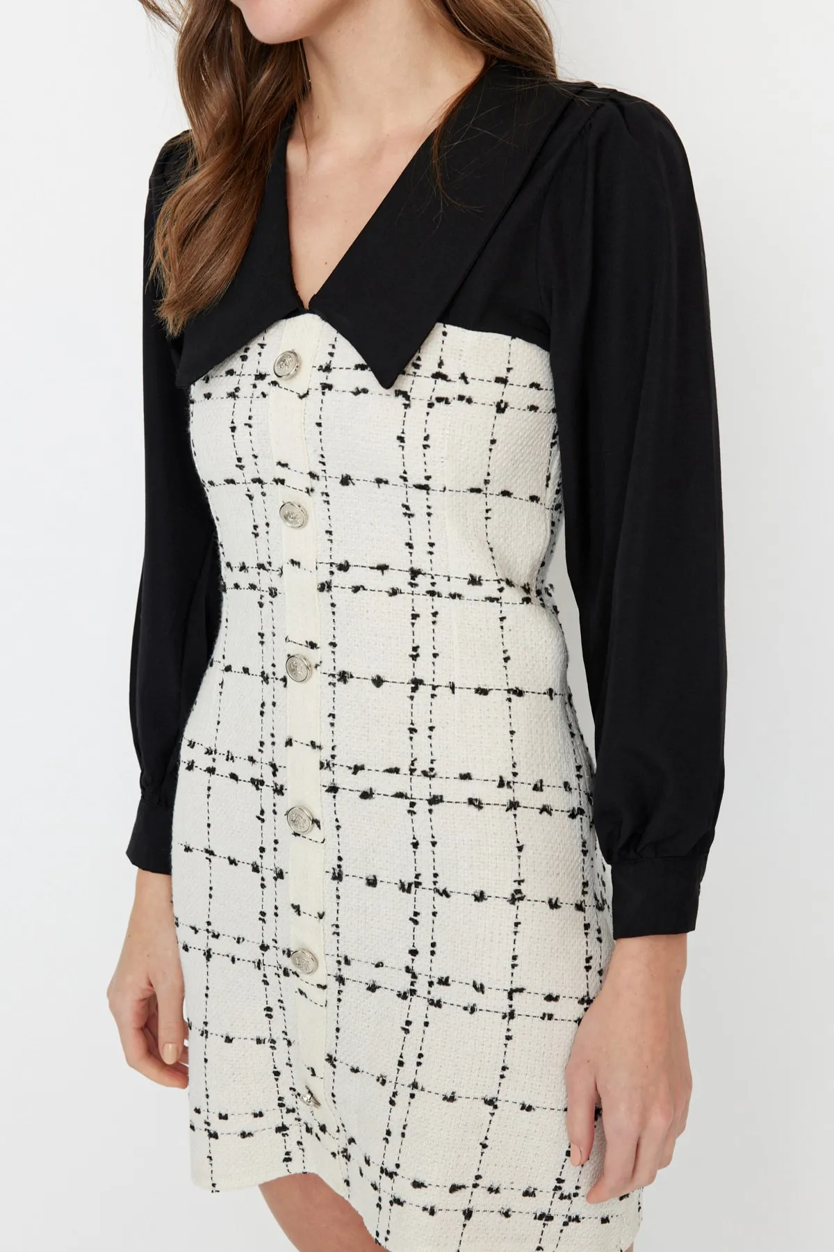 Trendyol Collection  Gewebtes Kleid aus ecrufarbenem Tweed TWOAW23EL00701
