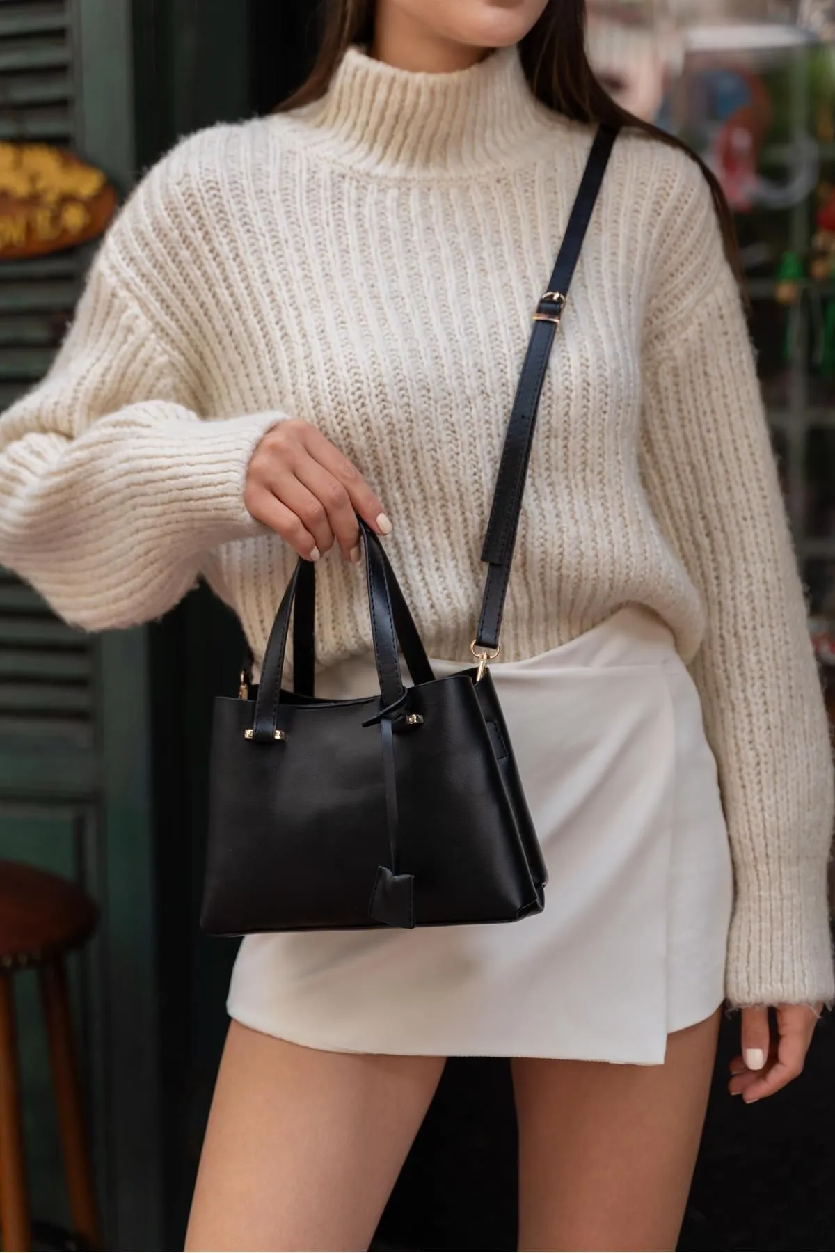 Madamra  Schwarze Damen-Umhängetasche mit zwei Fächern