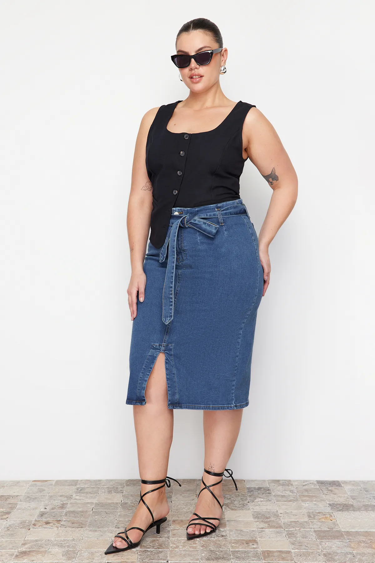 Trendyol Curve  Hellblauer, geschlitzter Jeansrock mit hohem Bund und Gürtel TBSSS23AZ00017