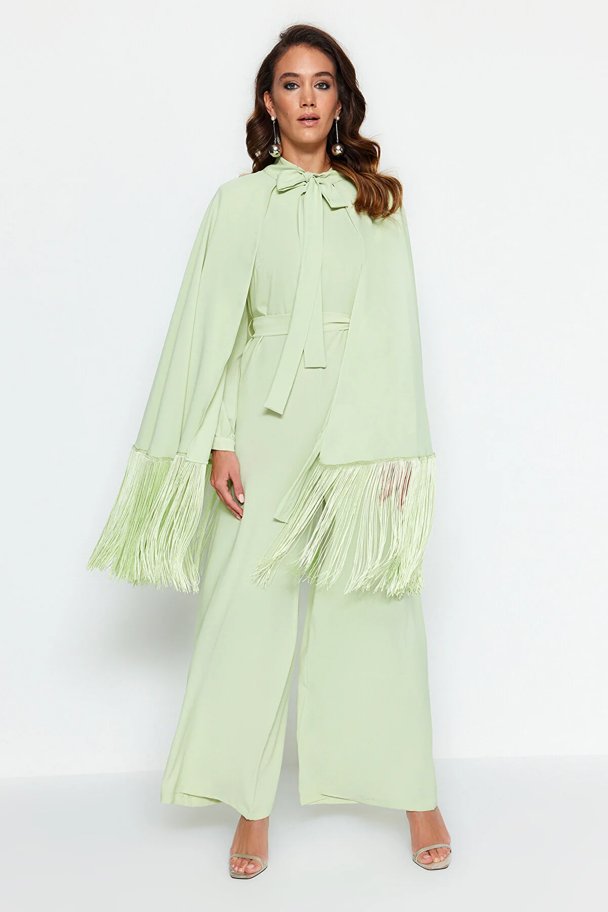 Trendyol Modest  Hellgrüner Cape-Jumpsuit mit Quasten, Abendkleid TCTAW24DB00007