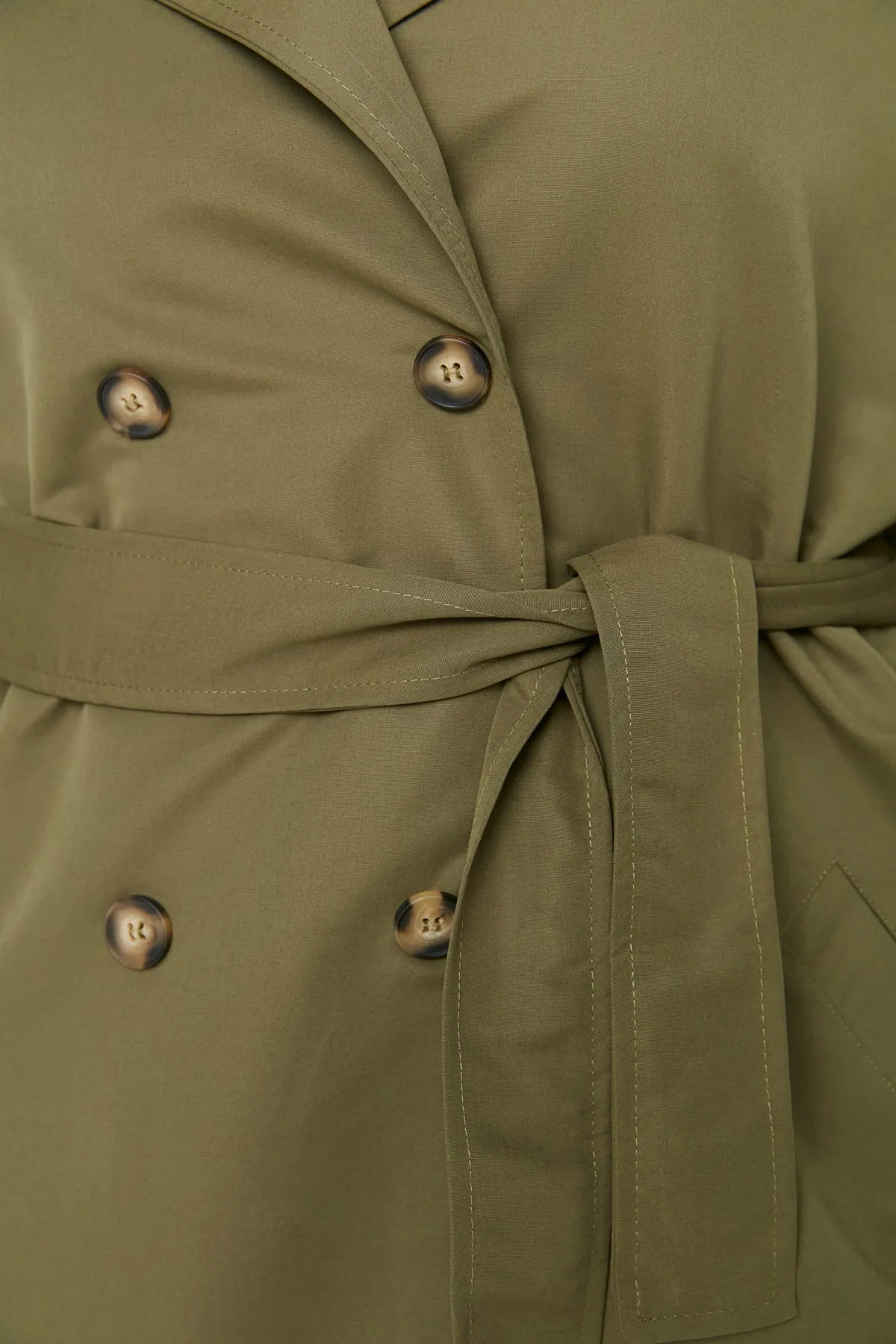 Trendyol Curve  Khakifarbener Trenchcoat mit Schulterklappen, detailliertem Jackenkragen und Gürtel, breiter Passform TBBAW23BM00001