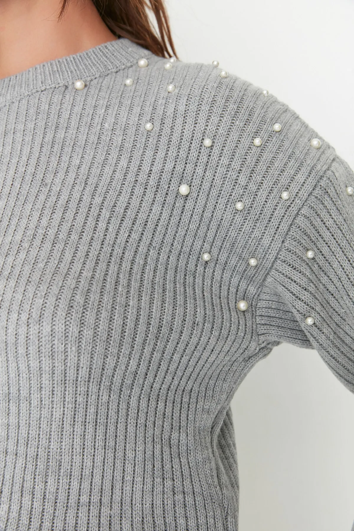 Trendyol Collection  Grauer Perlenstrickpullover mit Rundhalsausschnitt und detailliertem Rundhalsausschnitt TWOAW22KZ1493