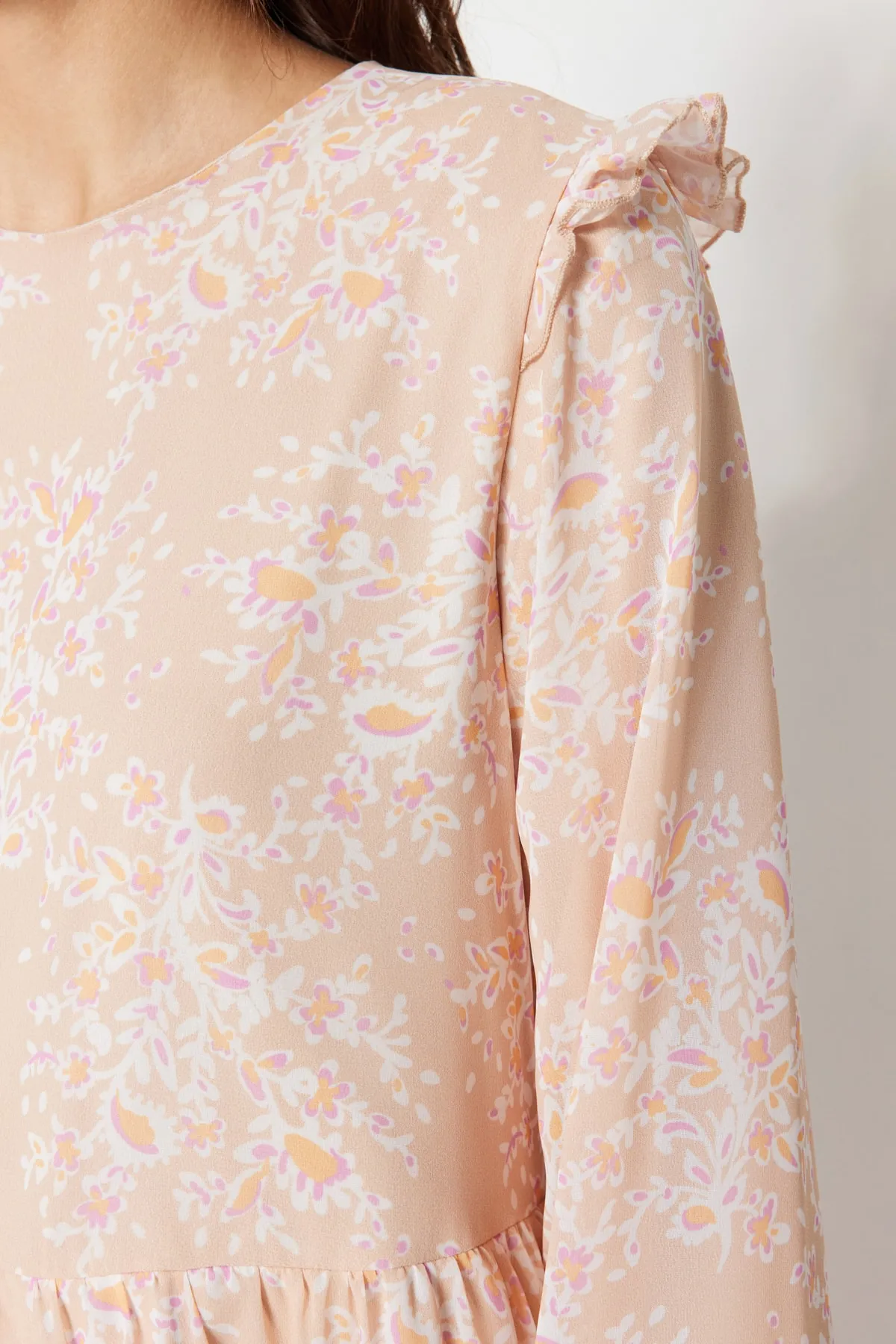 Trendyol Modest  Hellrosa Kleid aus gewebtem Chiffon mit Blumenmuster, Rüschen an der Schulter und Futter TCTSS23EB00143