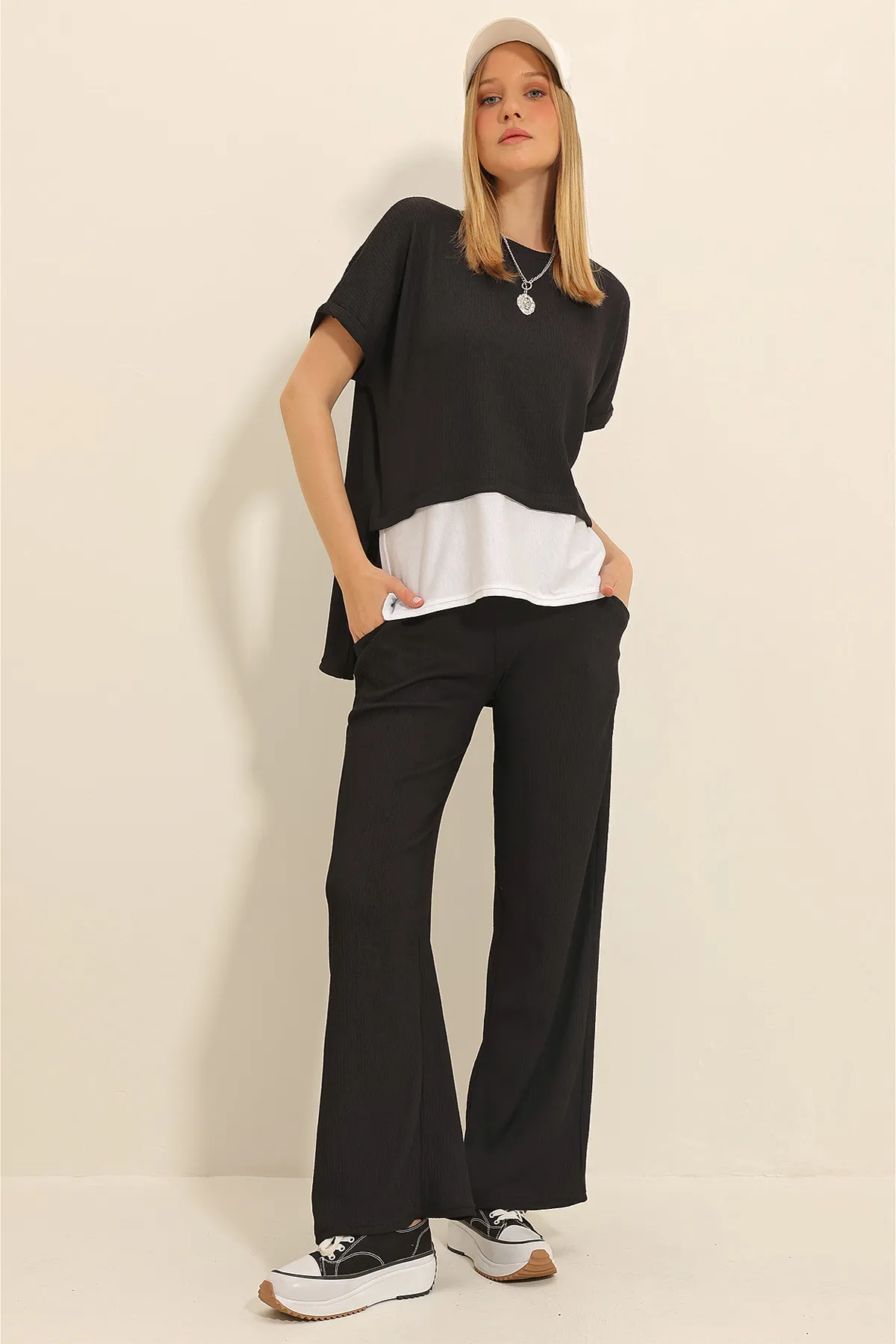 Trend Alaçatı Stili  Schwarzer Damen-Anzug mit Rundhalsausschnitt, verzierter Bluse und Palazzo-Hose, doppelter Crinkle-Anzug ALC-X11340