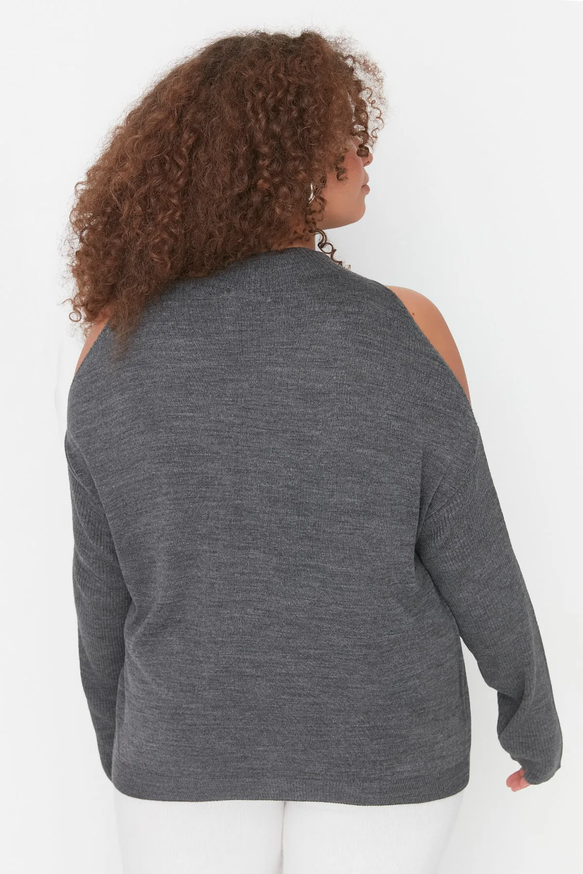 Trendyol Curve  Anthrazitfarbener, detaillierter Strickpullover mit Cut-Outs