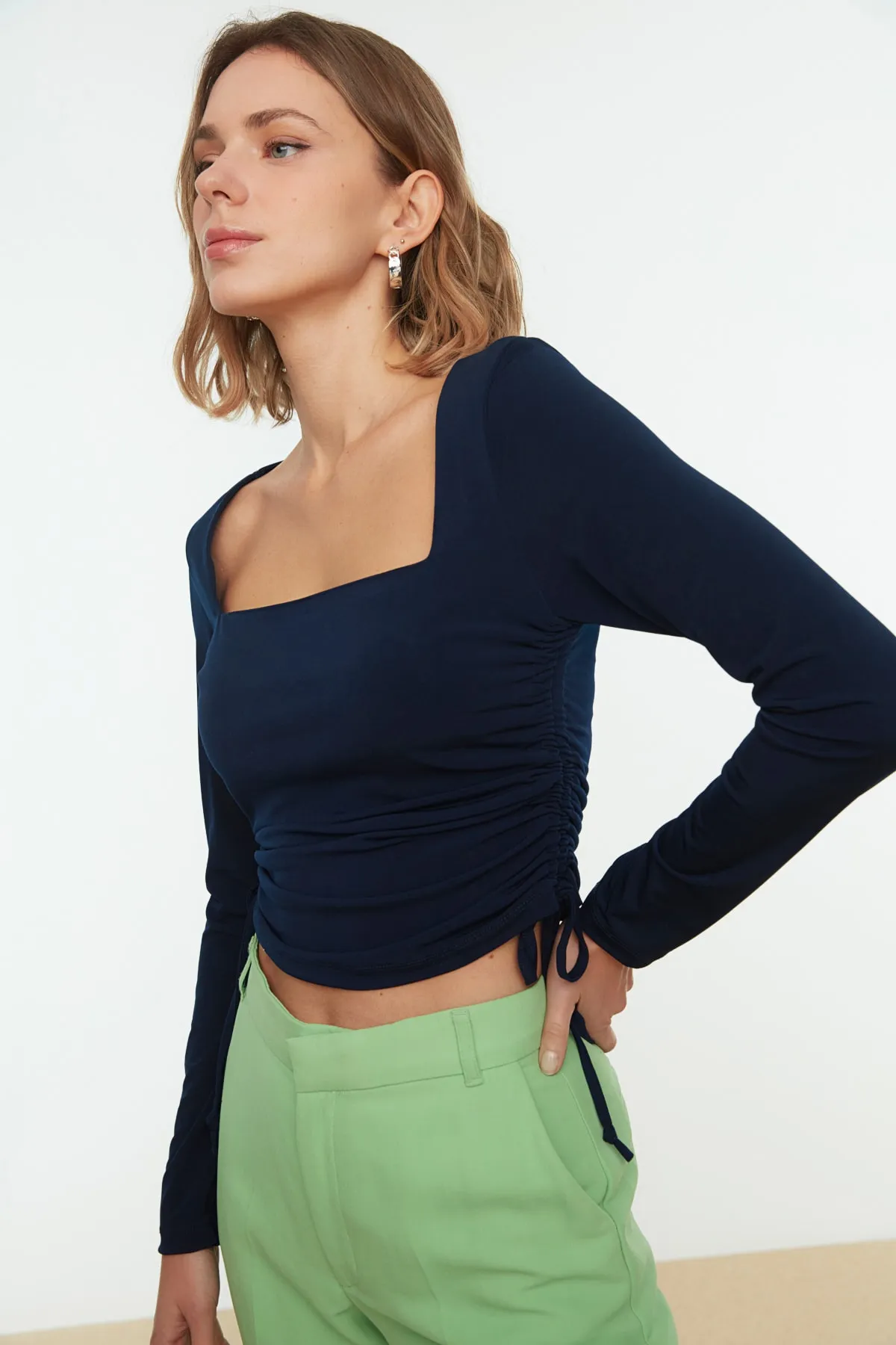 Trendyol Collection  Marineblaue, eng anliegende, dehnbare Strickbluse mit quadratischem Ausschnitt und Raffung TWOAW22BZ0263