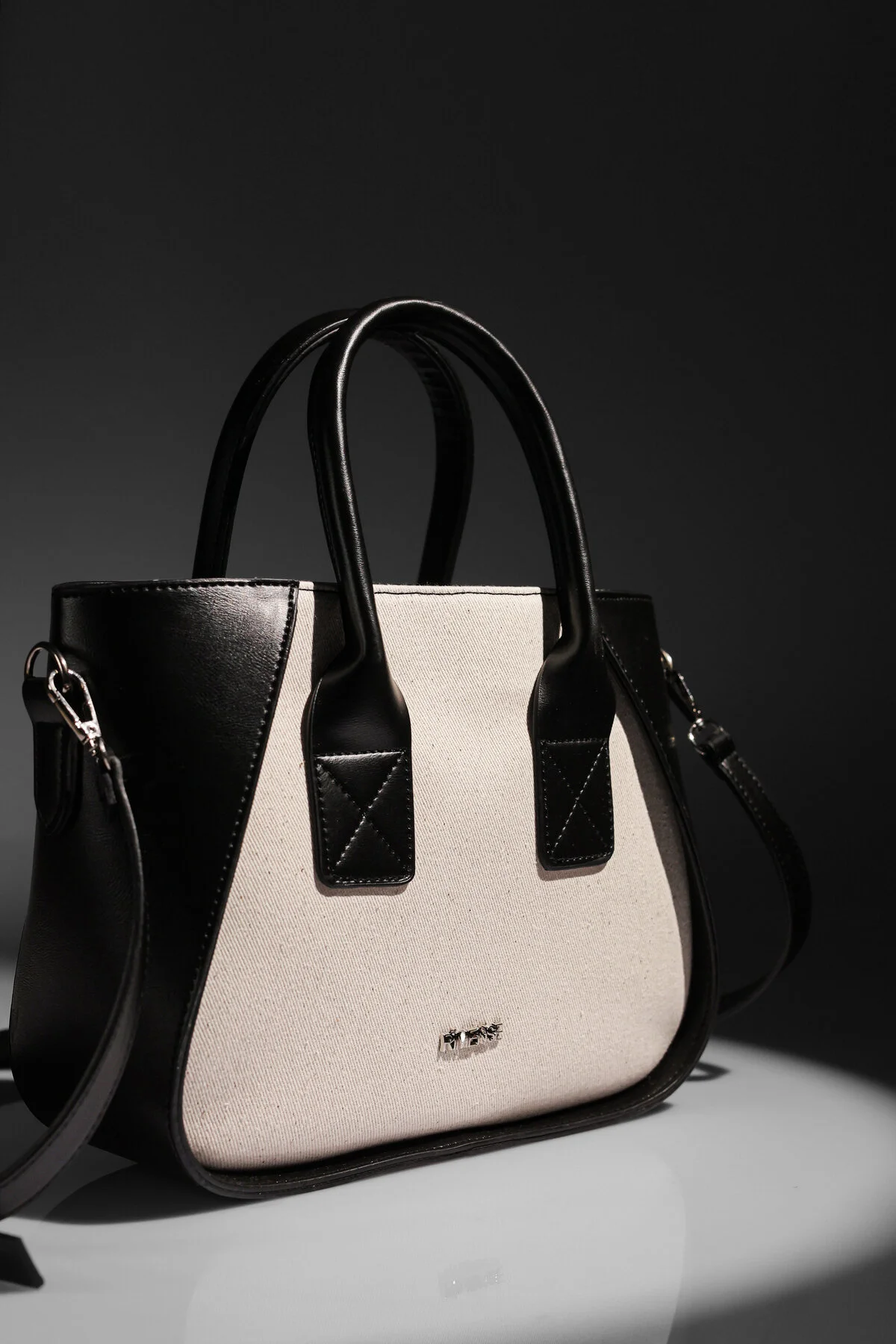 Rimense  Schwarze, gefütterte Hand- und Schultertasche aus Leinen mit langen Riemen