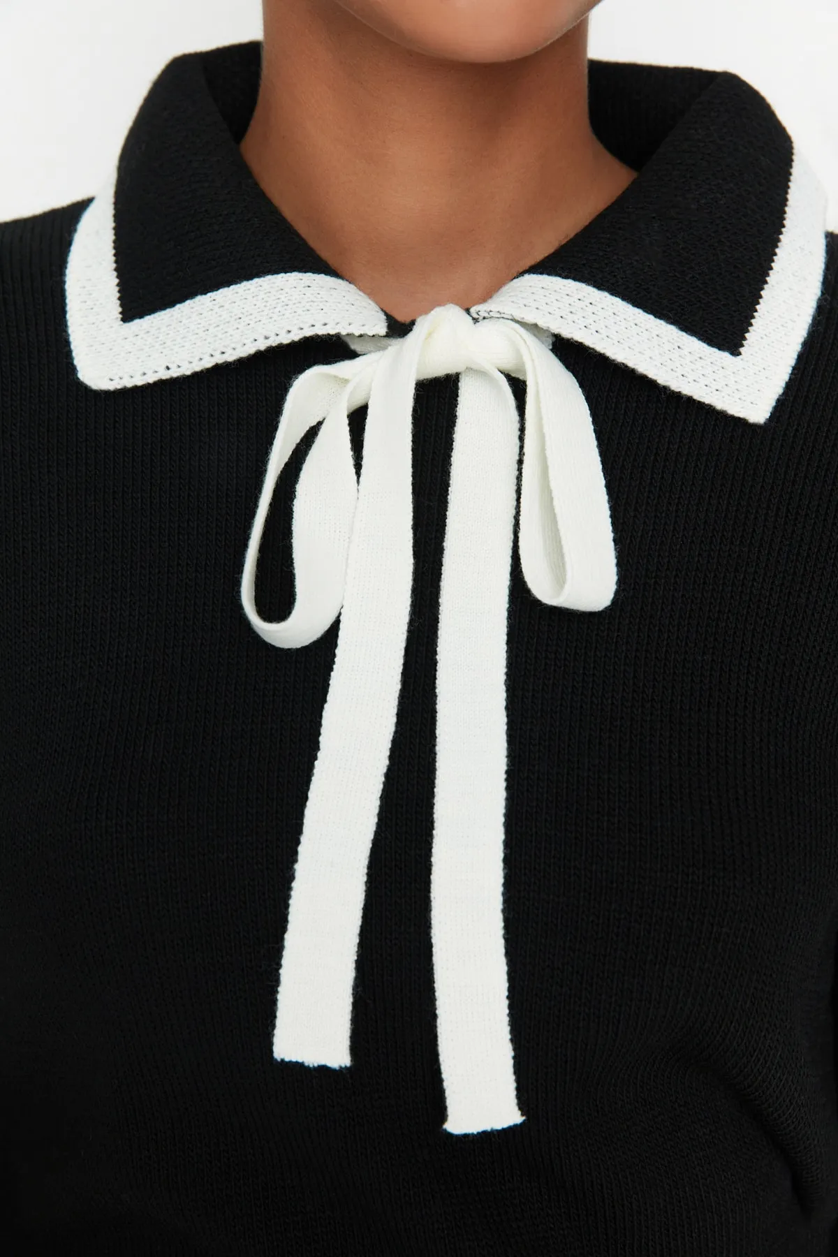 Trendyol Collection  Schwarzer Strickpullover mit Farbblockdesign TWOAW23KZ0039