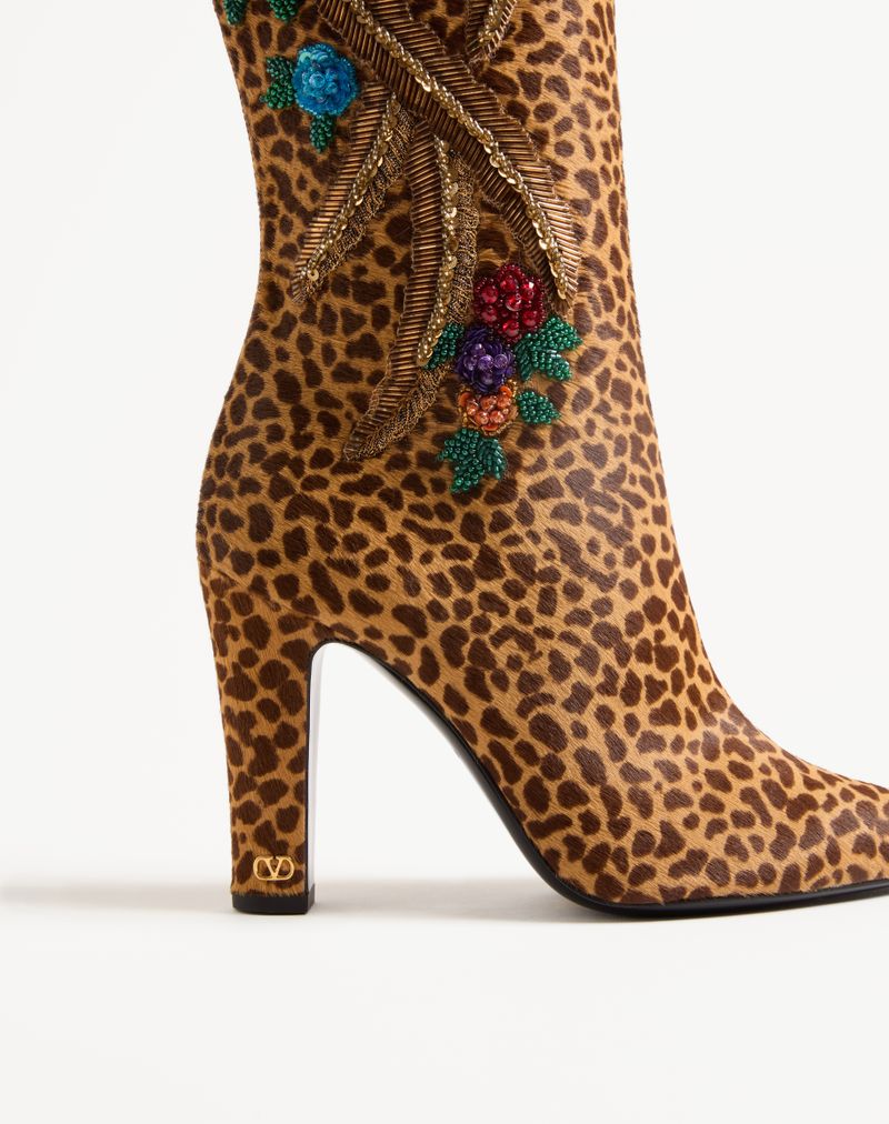 Bota Hotty de 100 mm em couro de pônei e bezerro com bordado floral e detalhes em pele.