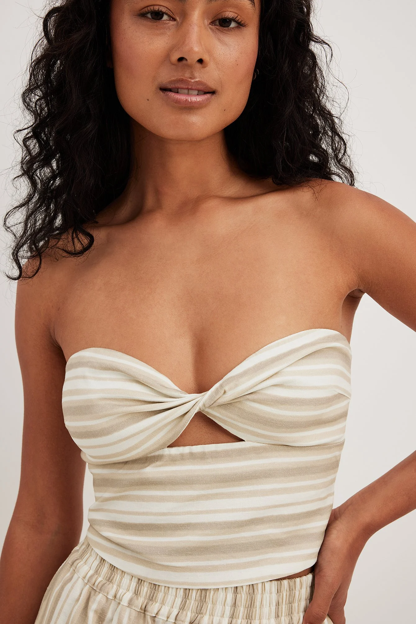 Gestreiftes Top mit Twist-Detail