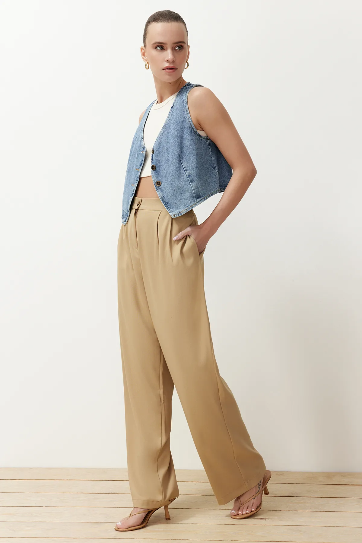 Trendyol Collection  Nerzfarbene Hose mit geradem Schnitt und Gürteldetail TWOSS24PL00023