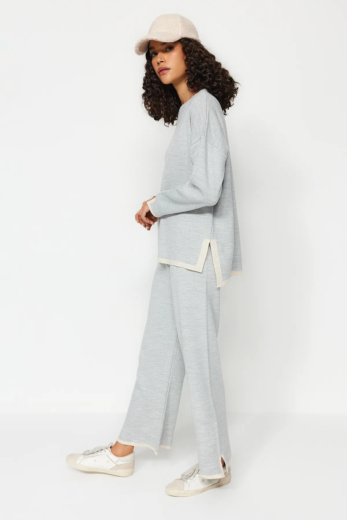 Trendyol Collection  Graues, weit geschnittenes Strickoberteil und -unterteil in Kontrastfarbe TWOAW24AU00062
