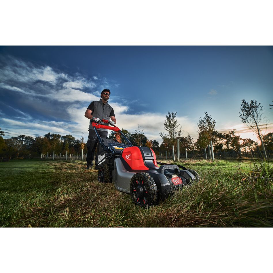 Mașină de tuns iarba cu baterie Milwaukee 4933499215 M18 F2LM46-802 FUEL™ (2X18V) cu asistență la mers și lățime de tăiere de 46 cm 18 V 2x 8 Ah