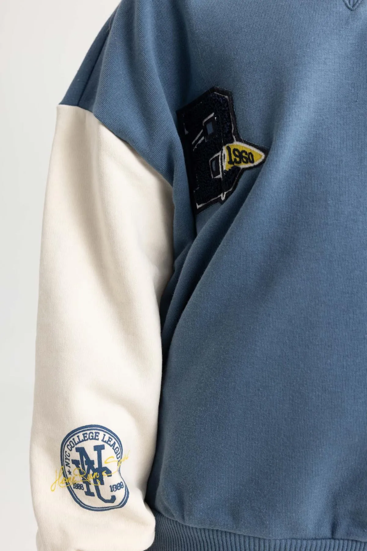 DeFacto  Dickes Sweatshirt mit Rundhalsausschnitt und Aufdruck für Mädchen A7901a823au