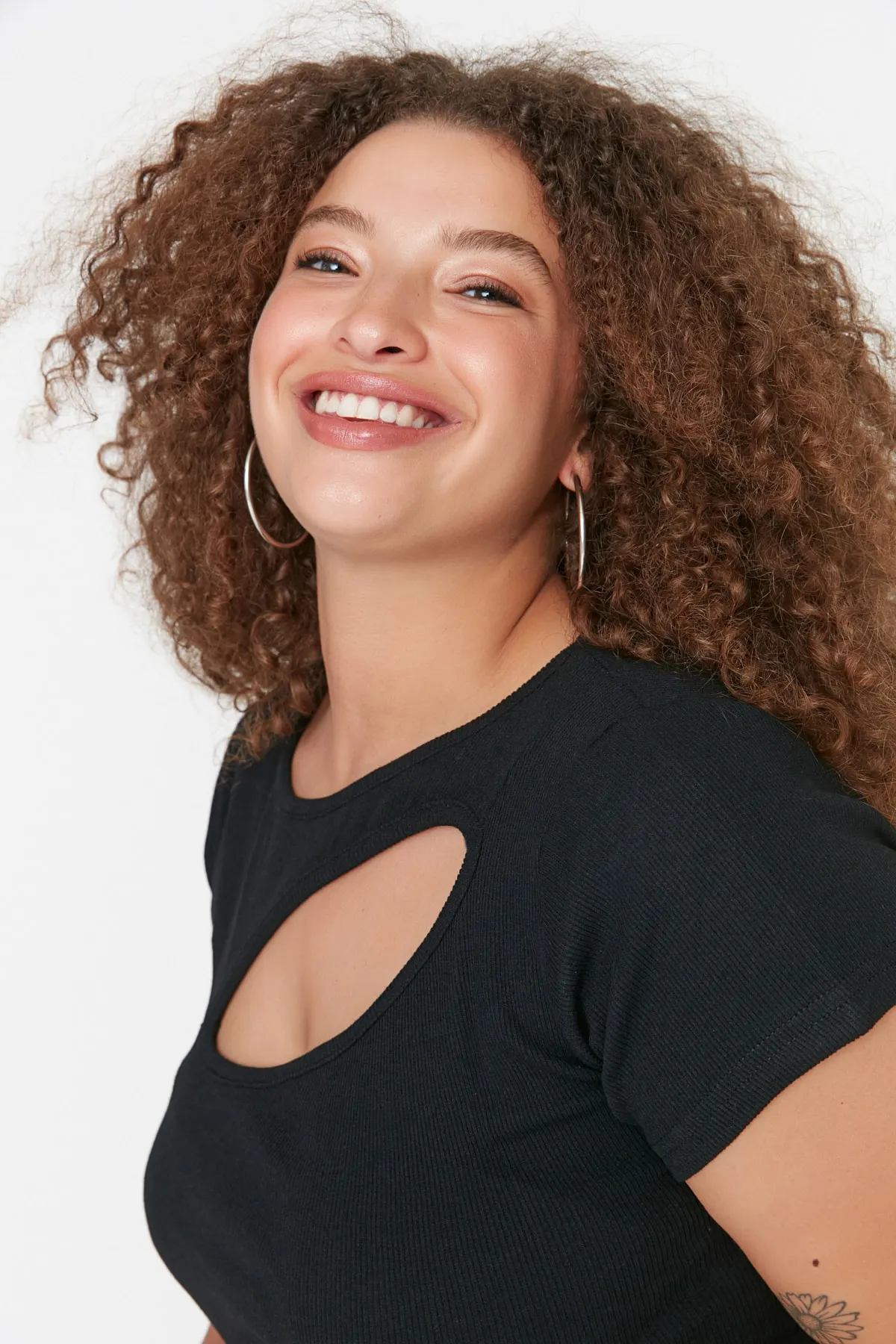 Trendyol Curve  Schwarze Fitiili-Strickbluse mit Ausschnitten und detailliertem Schnitt TBBSS22AF00020
