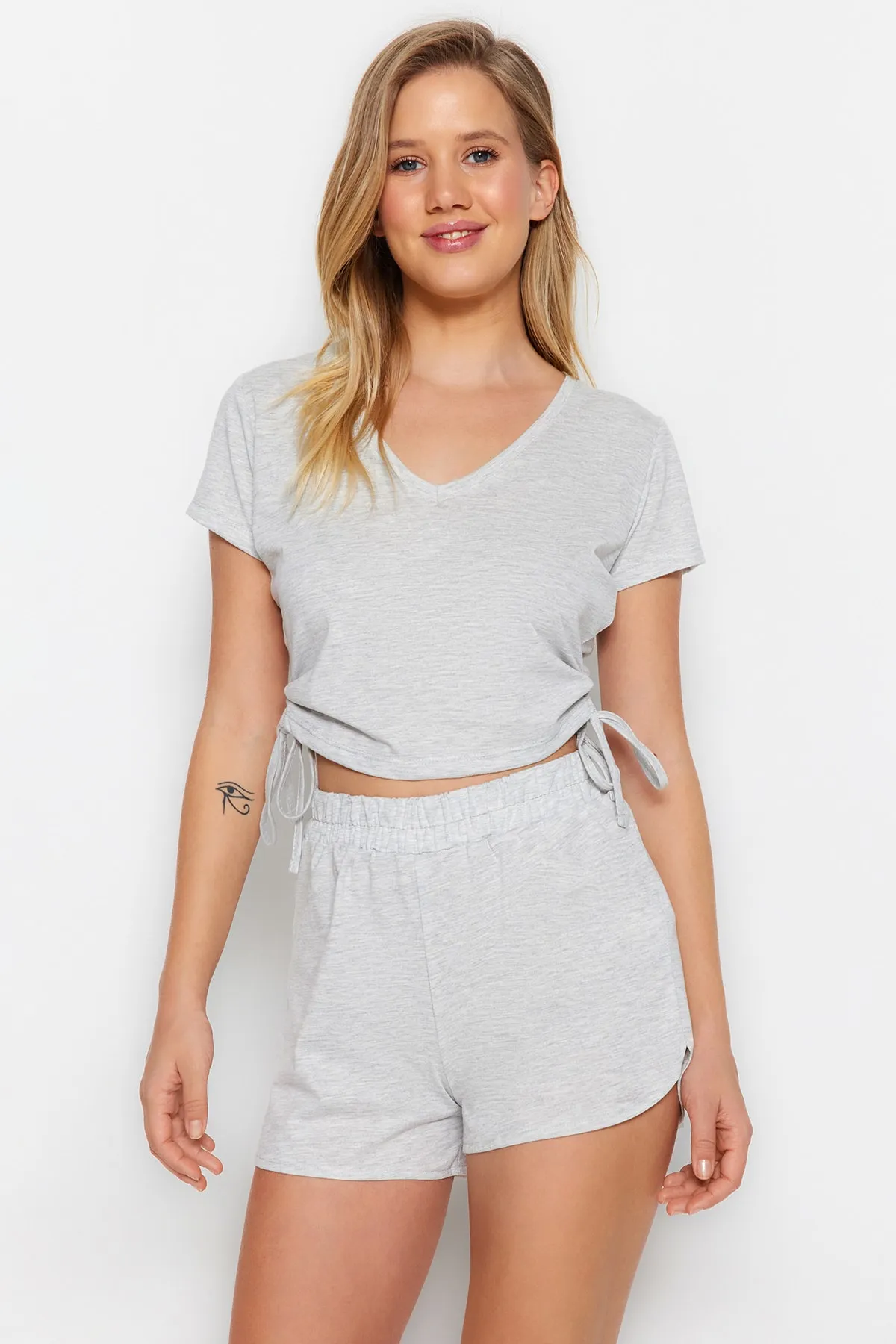 Trendyol Collection  Gestricktes Pyjama-Set mit T-Shirt und Shorts aus grauer Baumwolle mit Kordelzug THMSS23PT00010