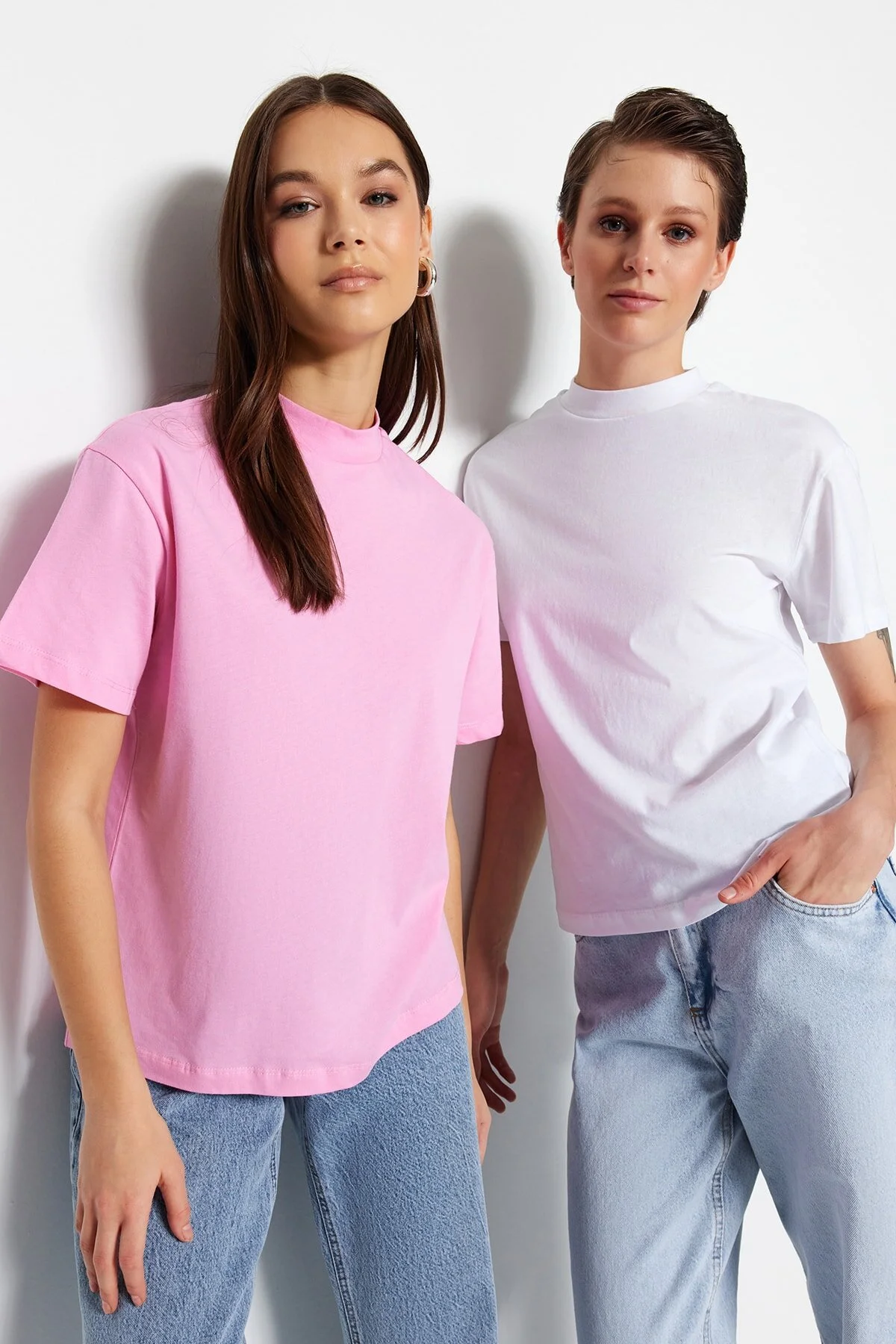 Trendyol Collection  Rosa-weißes 2er-Pack Basic-Strick-T-Shirts mit Stehkragen aus 100 % Baumwolle TWOSS20TS1500