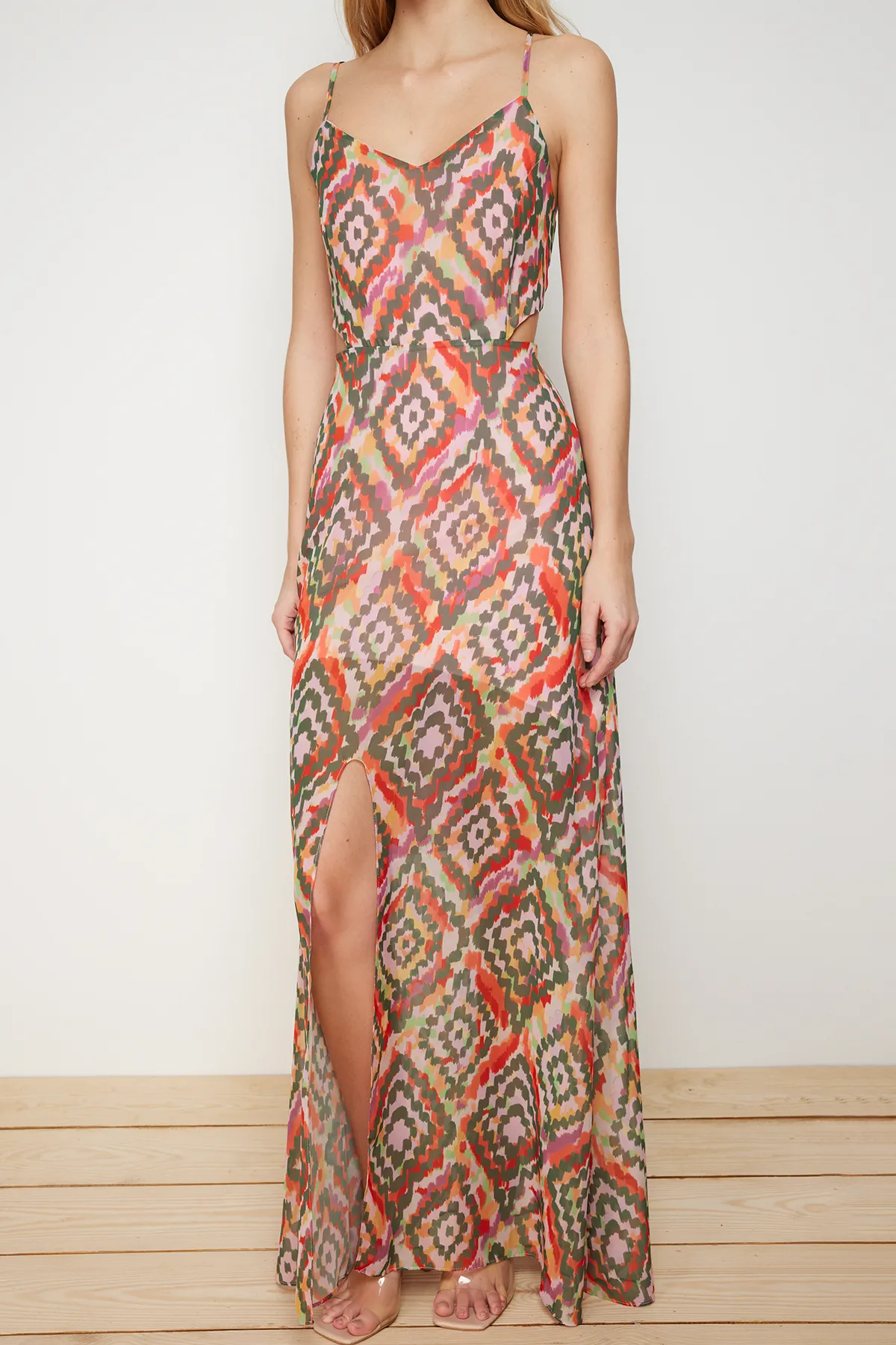 Trendyol Collection  Smaragdgrünes A-Linien-Maxikleid mit gefüttertem Fenster/Ausschnitt und detailliertem Blumendruck TWOSS20EL1270