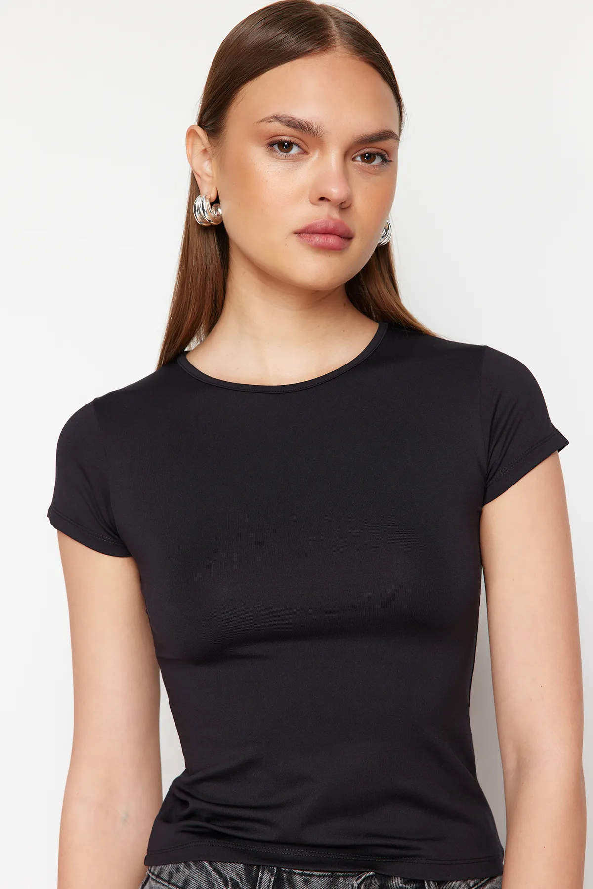 Trendyol Collection  Schwarzes tailliertes T-Shirt aus Polyamid mit Rundhalsausschnitt – super dehnbar, kurze Ärmel TWOSS24TS00238