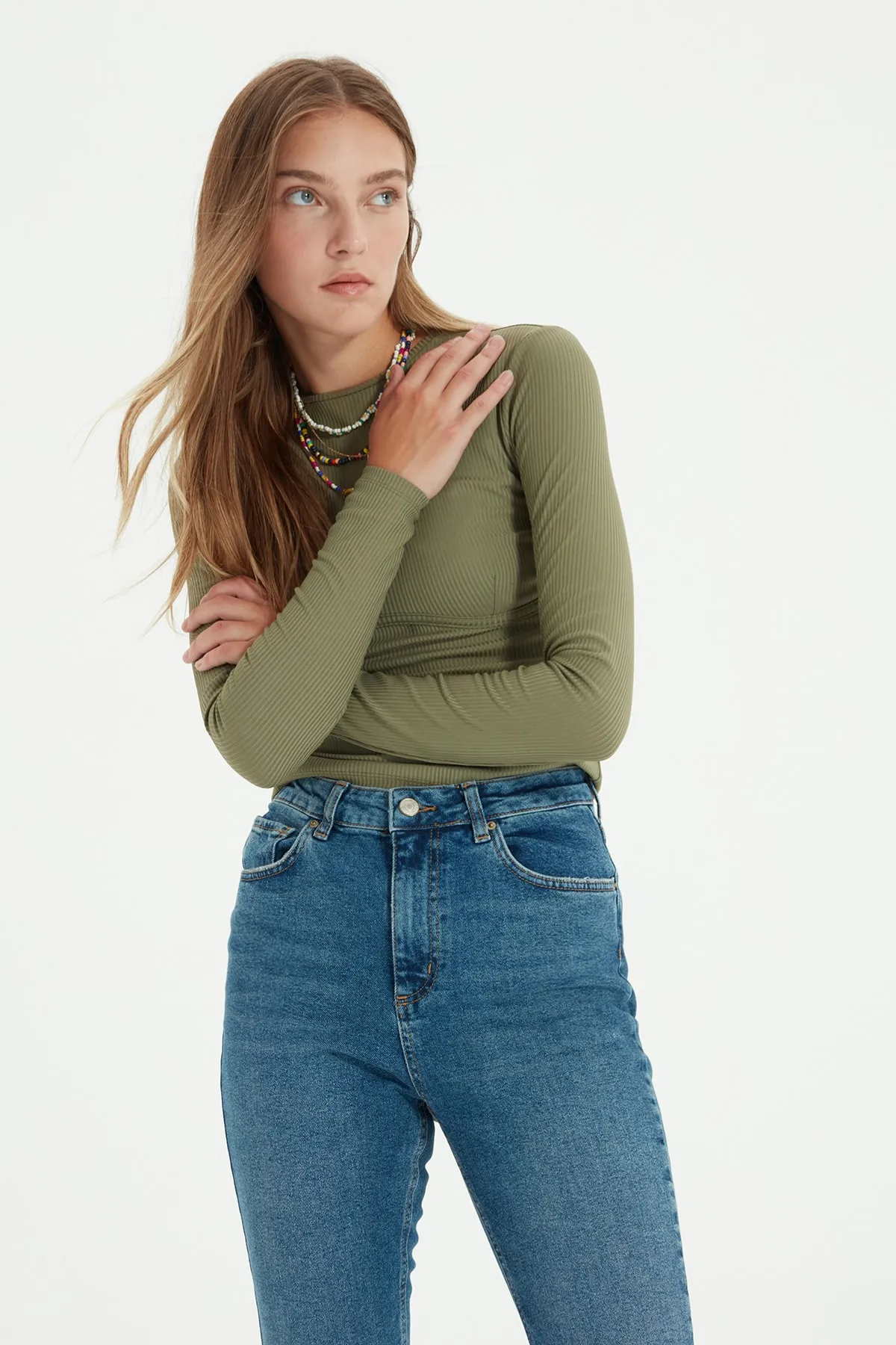 Trendyol Collection  Blaue Slim Fit-Jeans mit Cut-Out und hoher Taille TWOSS21JE0014