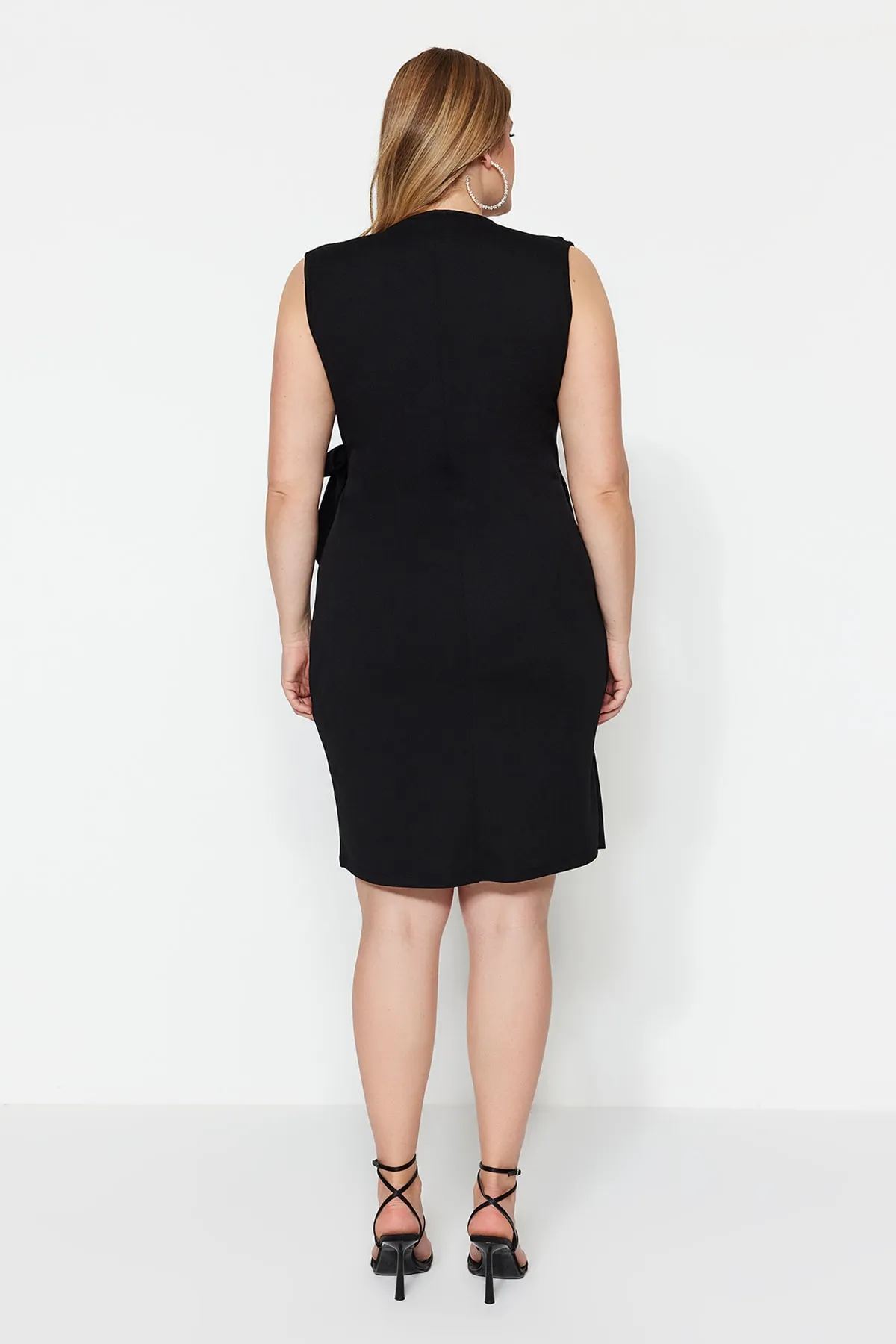 Trendyol Curve  Schwarzes zweireihiges Strickkleid mit Bindeband TBSSS23AH00075