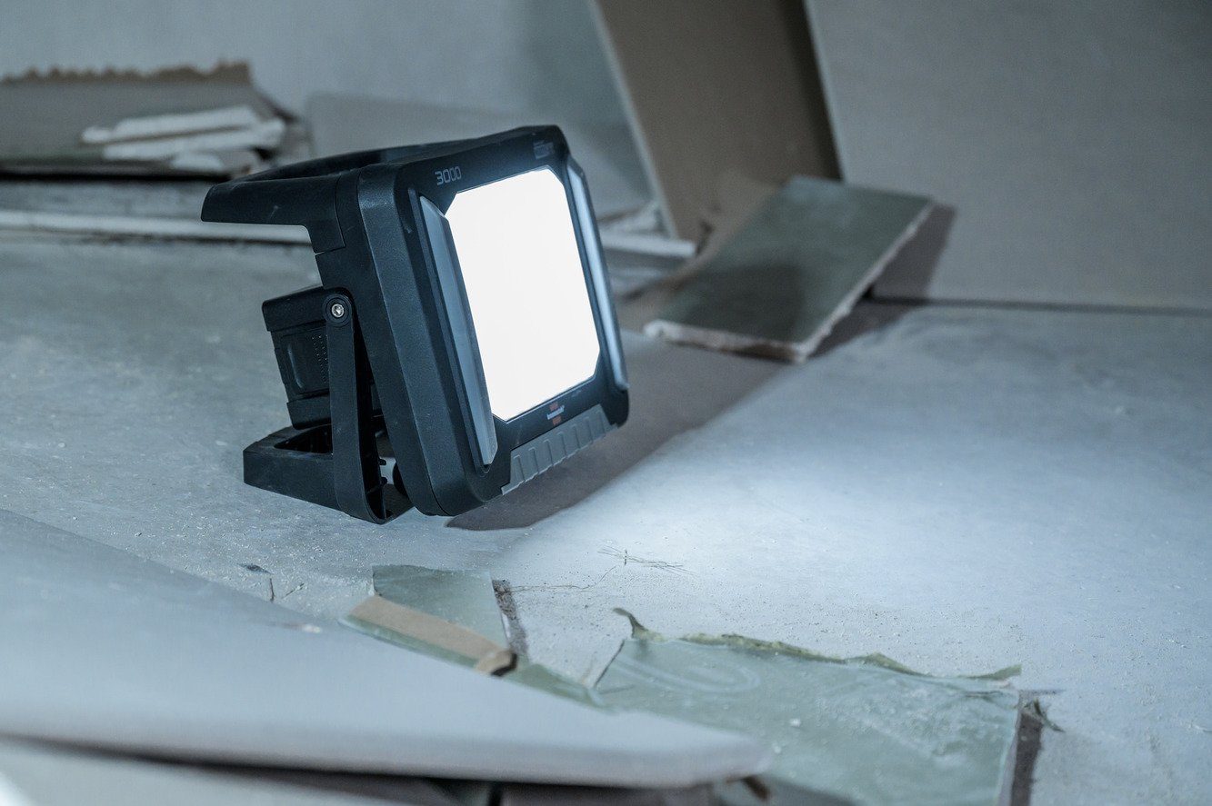 Brennenstuhl LED Baustrahler Multi Battery LED Akku Baustrahler 3000 MA, LED fest integriert, Arbeitsleuchte kompatibel mit 18V Akkus 11 verschiedener Hersteller