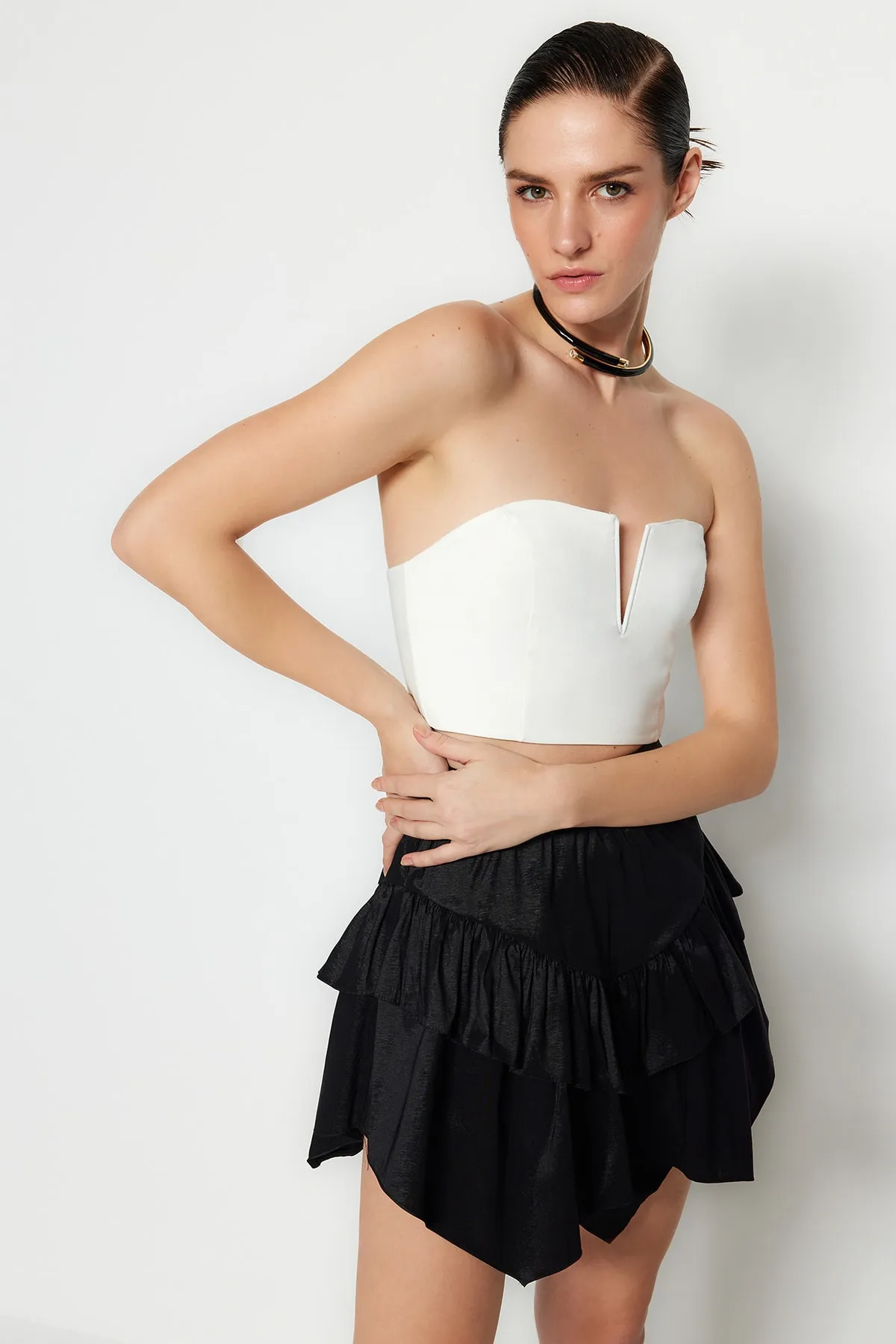 Trendyol Collection  Ecrufarbenes, bauchfreies, gefüttertes Bustier aus Webstoff TPRSS22BS0065