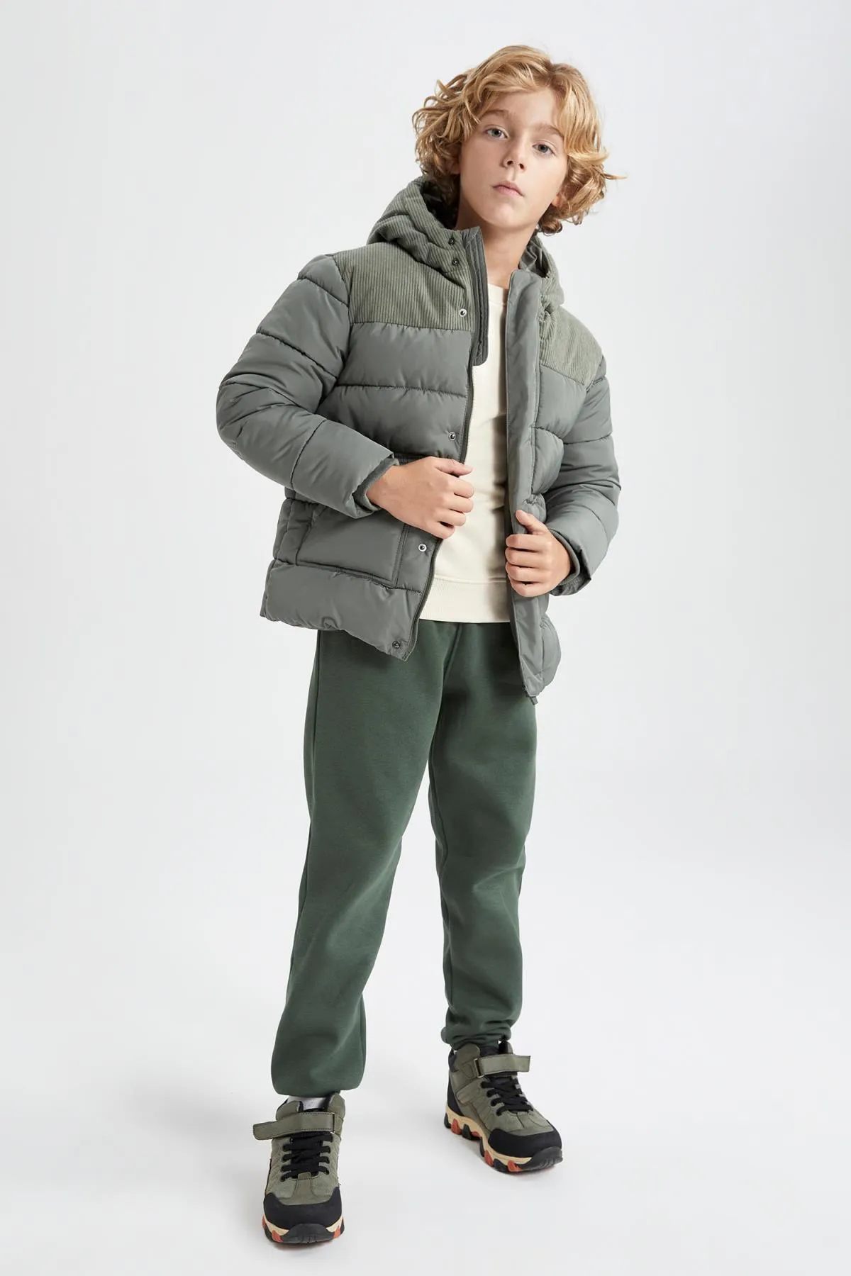 DeFacto  Wasserabweisende Pufferjacke mit Kapuze für Jungen A2270a823wn