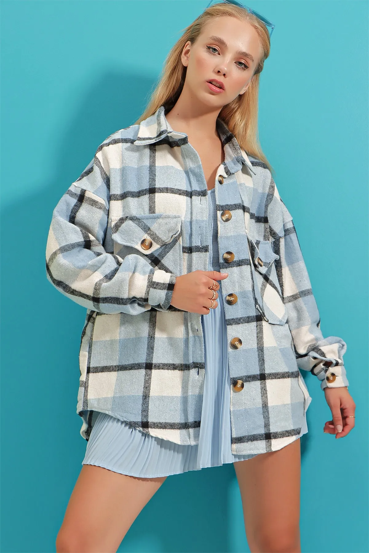Trend Alaçatı Stili  Himmelblaues, kariertes, gemustertes Baumwollhemd mit Stempelmuster für Damen in Übergröße, Safarijacke, ALC-X7142