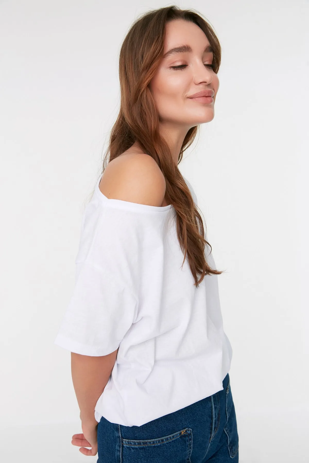 Trendyol Collection  Weißes Boyfriend-Strick-T-Shirt mit U-Boot-Ausschnitt und weiter Passform aus 100 % Baumwolle TWOSS20TS0140