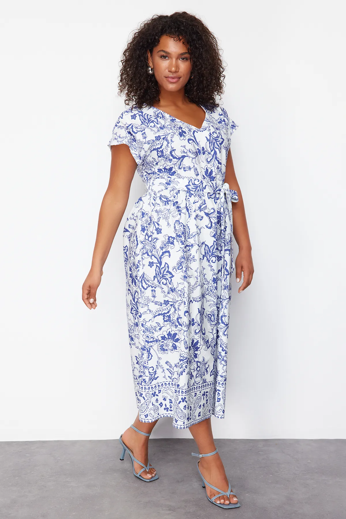 Trendyol Curve  Mehrfarbiges gewebtes Kleid mit tiefem V-Ausschnitt TBBSS24AH00064