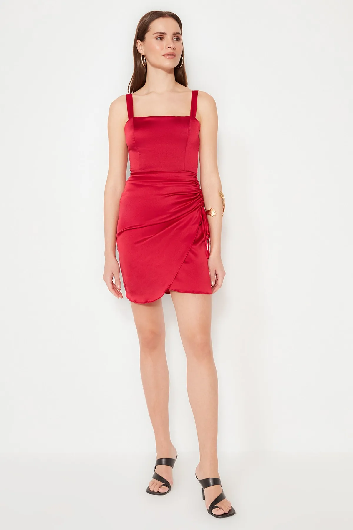 Trendyol Collection  Stilvolles Abendkleid aus gerafftem Satin in Burgunderrot TPRSS21EL2287