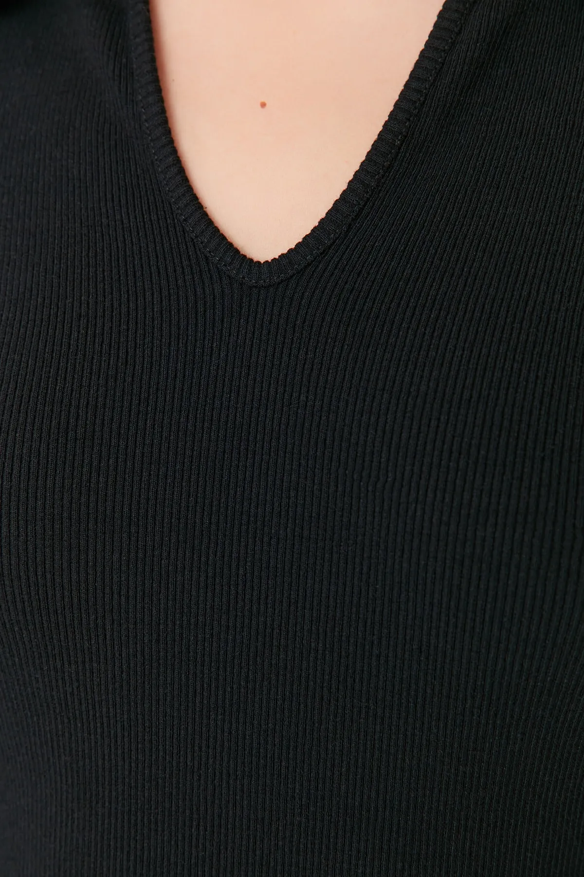 Trendyol Collection  Schwarzes, tailliertes, geripptes, dehnbares Mini-Strickkleid mit Rollkragen TWOAW23EL01400