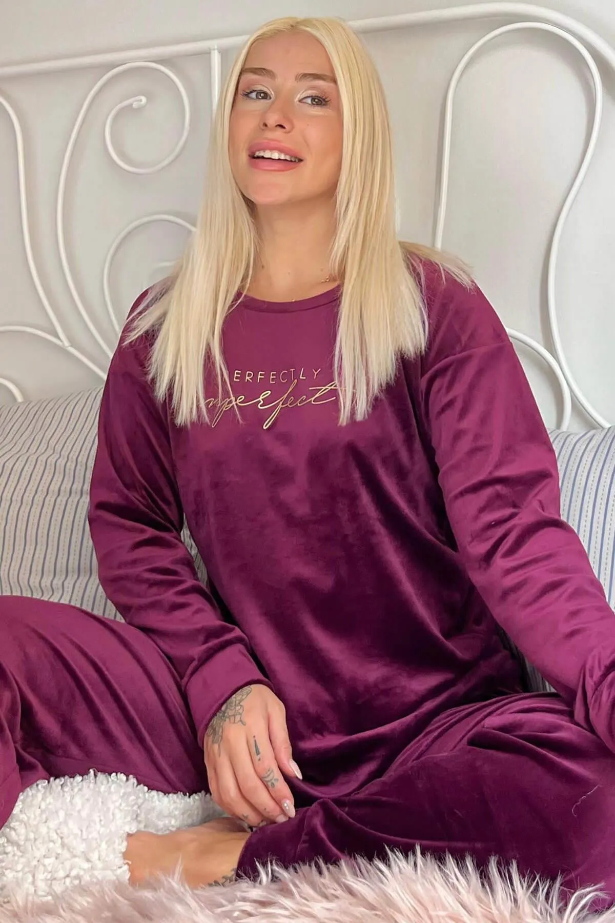 Pijamaevi  Pflaumenfarbenes, perfekt gemustertes, exklusives Samt-Pyjama-Set für Damen