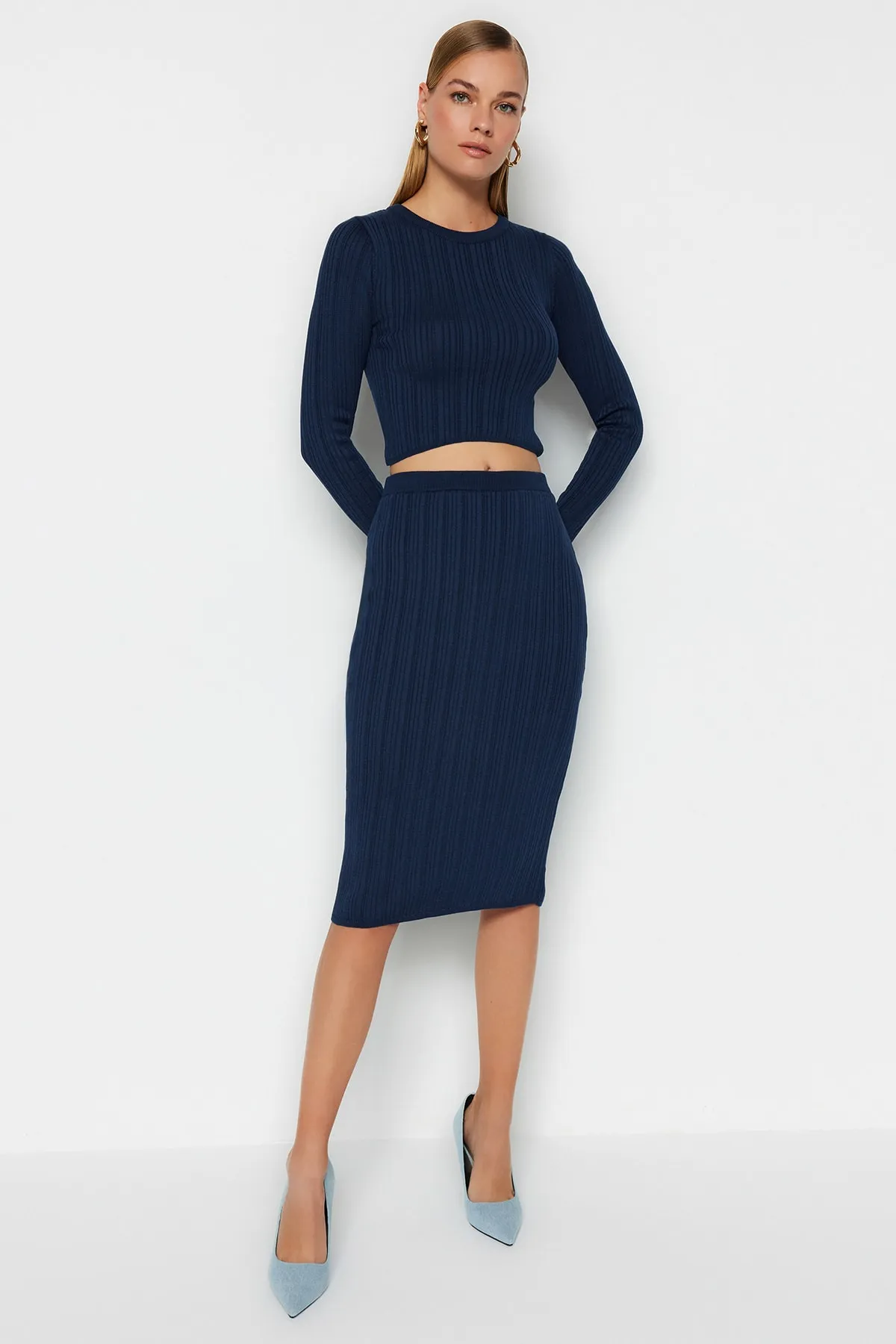 Trendyol Collection  Marineblaues, kurzes Strickoberteil und -unterteil-Set TWOAW24AU00003