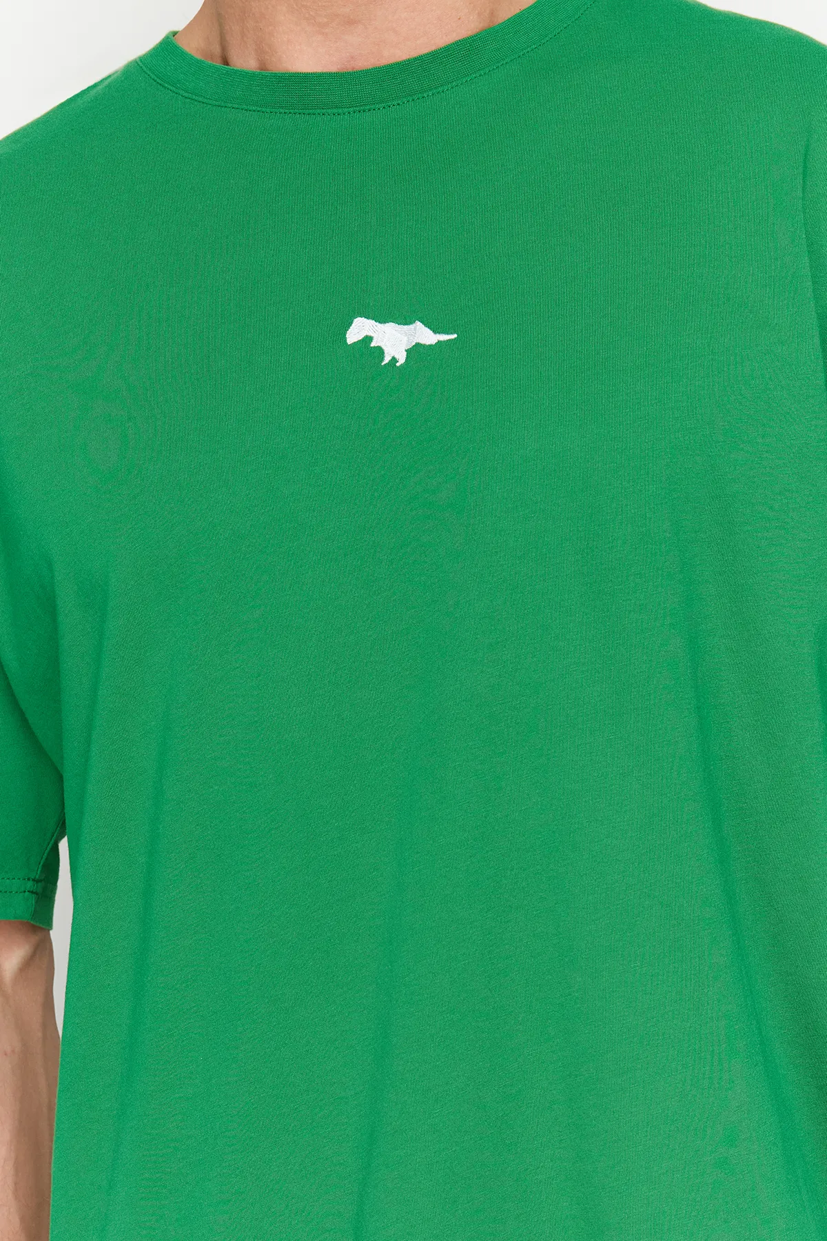 Trendyol Collection  Grünes, übergroßes/weit geschnittenes, mit Dinosauriern besticktes T-Shirt aus 100 % Baumwolle TMNSS23TS00243 TMNSS23TS00243