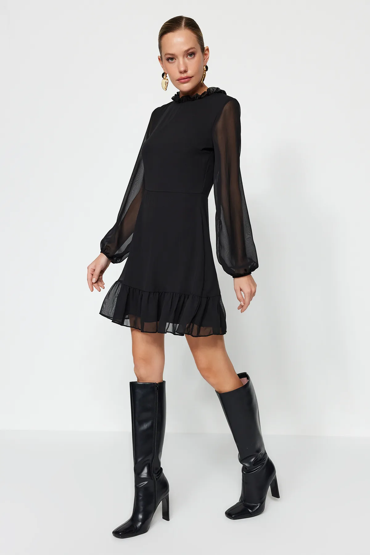 Trendyol Collection  Schwarzes A-Linien-Minikleid mit Rüschendetail und Stehkragen aus Chiffon mit Futter TWOAW24EL00722