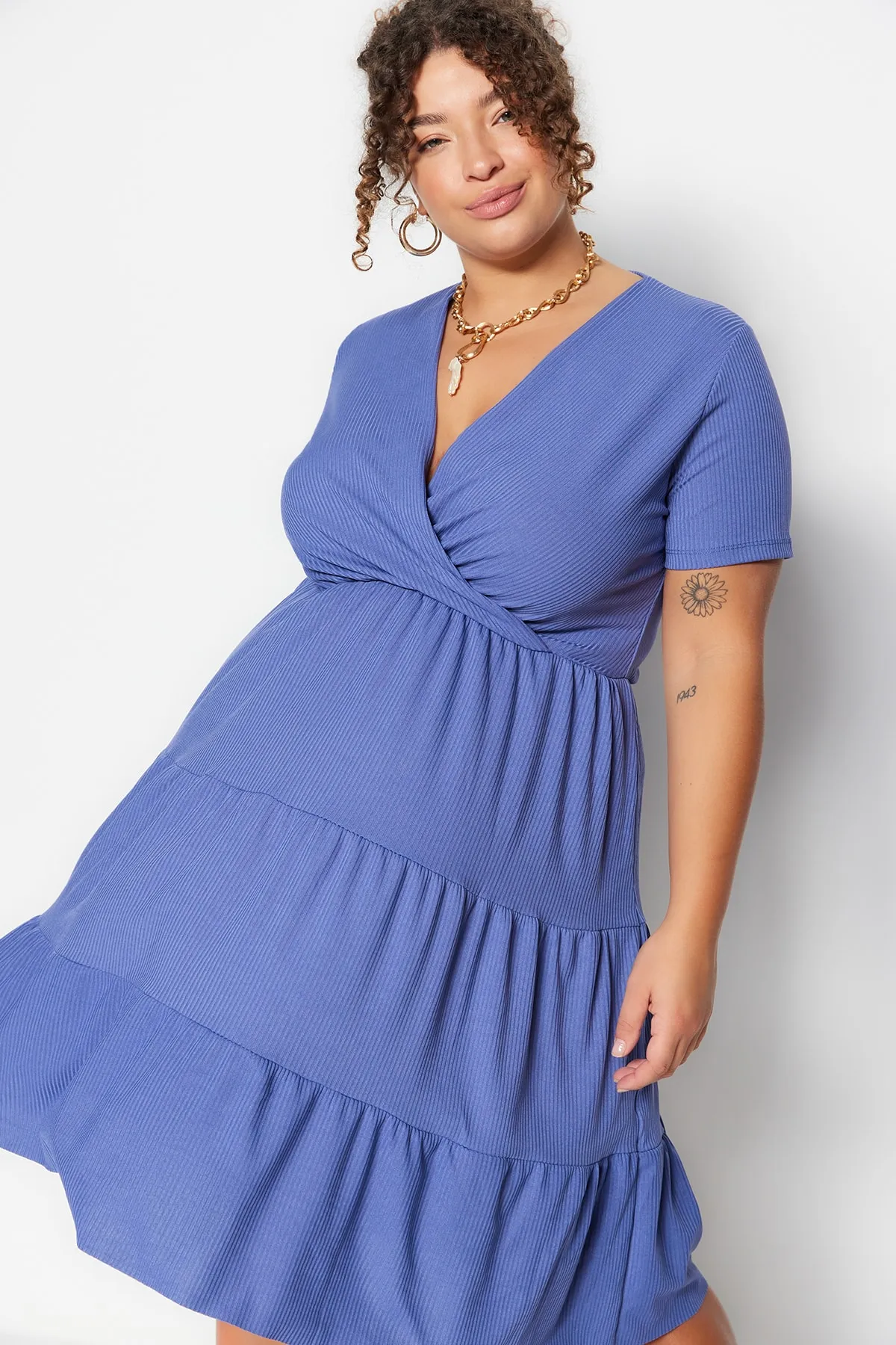 Trendyol Curve  Indigofarbenes Volant-Strickkleid mit V-Ausschnitt TBBSS23AH00030