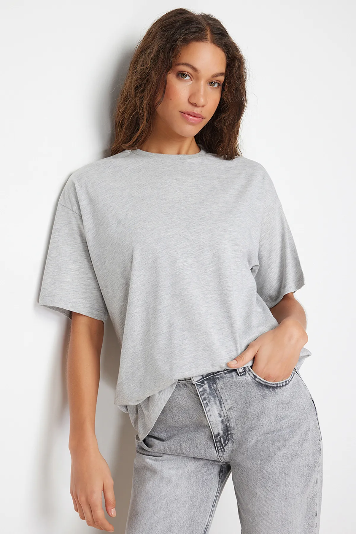 Trendyol Collection  Grau meliertes Boyfriend-T-Shirt mit Rundhalsausschnitt – 100 % Baumwolle, weite Passform TWOSS20TS0134