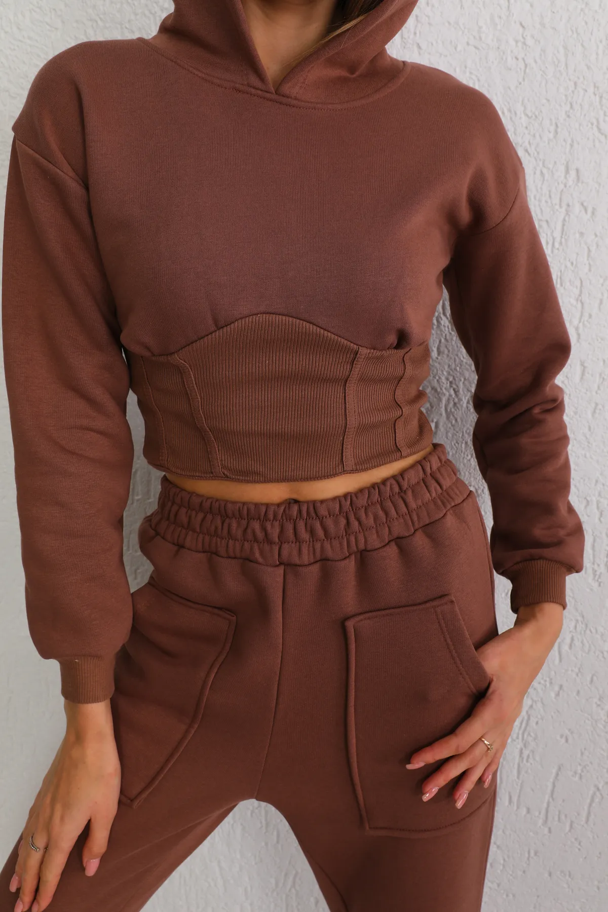 BİKELİFE  Braunes, kurzes Sweat-Trainingsanzug-Set mit Korsett-Detail - Three Thread