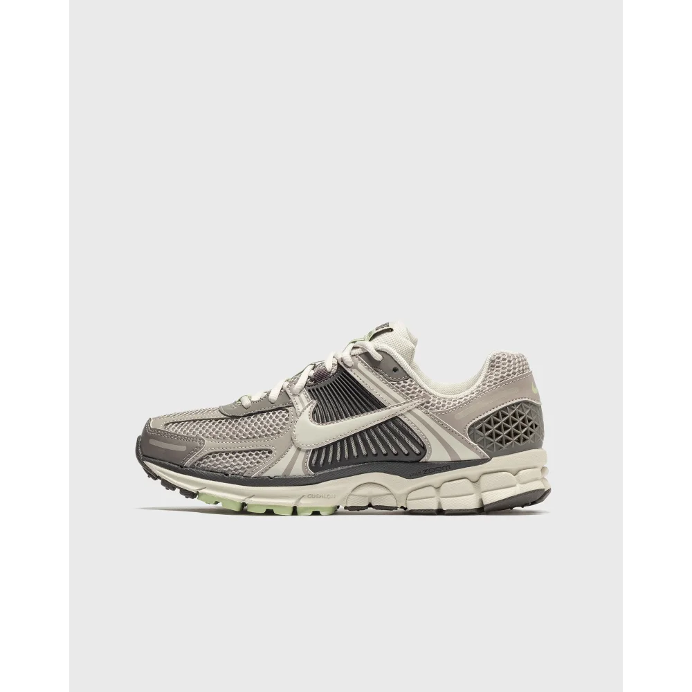 Nike Wmns Zoom Vomero 5 FB8825 001 / grau