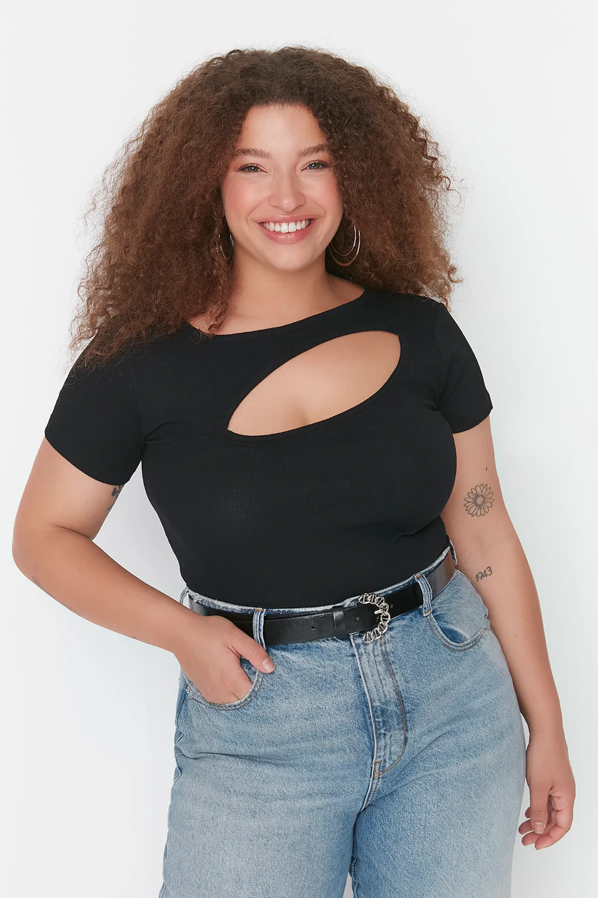 Trendyol Curve  Schwarze Fitiili-Strickbluse mit Ausschnitten und detailliertem Schnitt TBBSS22AF00020