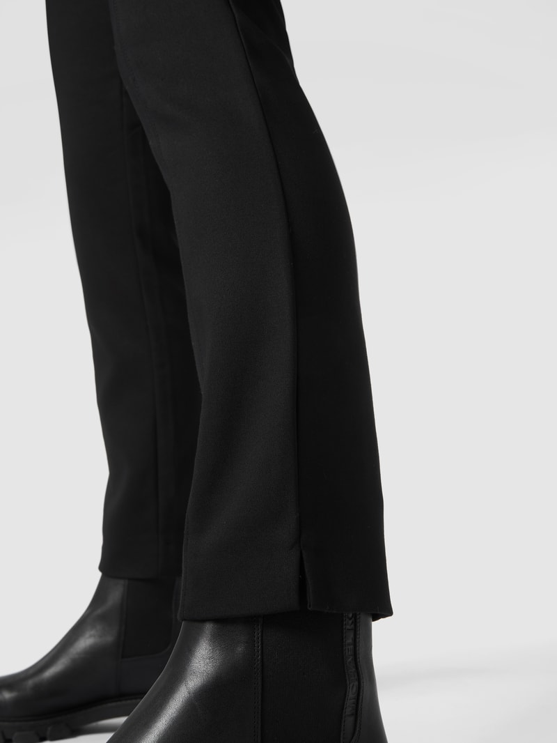 Stoffhose in schmaler Passform mit Stretch-Anteil in schwarz
