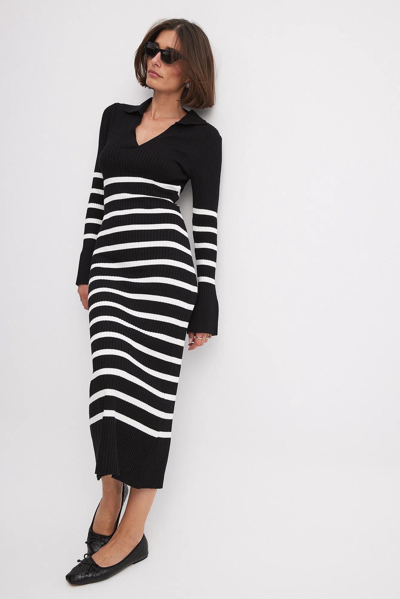 Gestreiftes Ripp-Strickkleid mit Trompetenärmeln