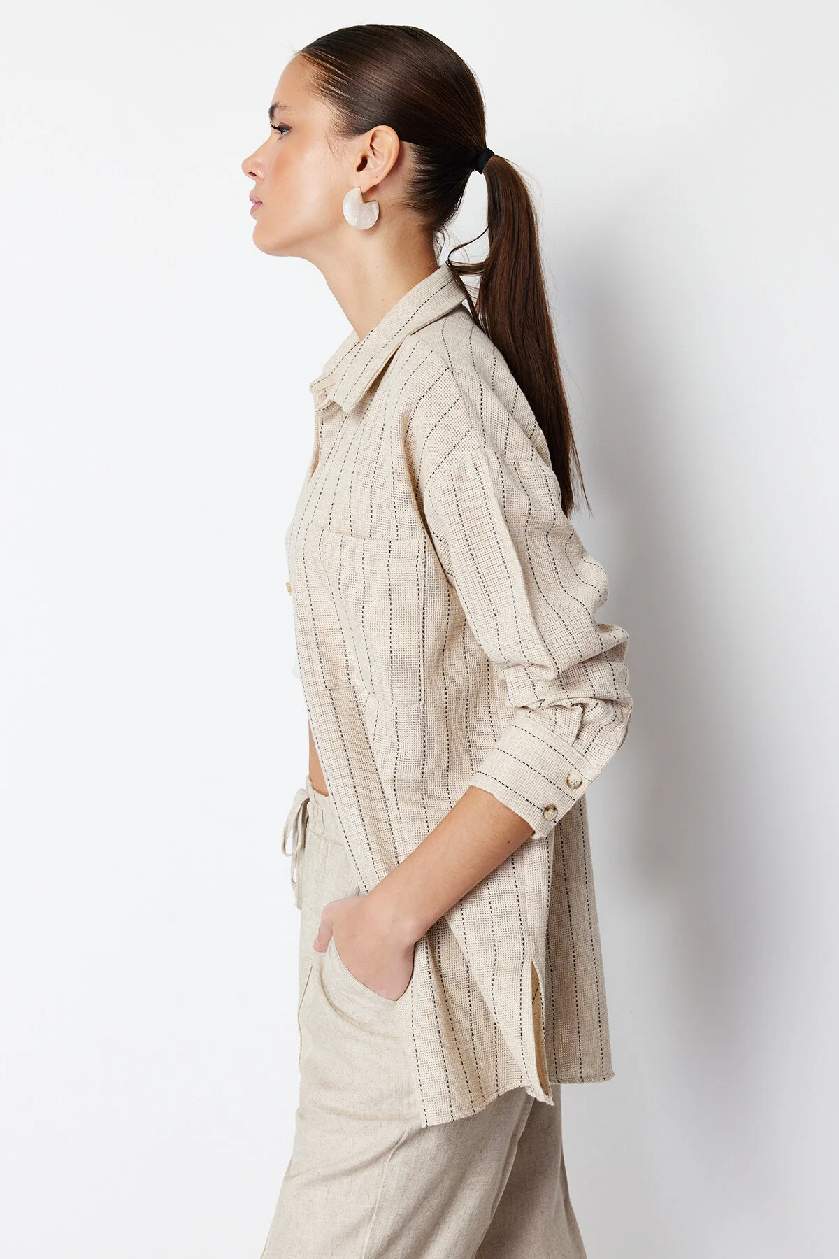 Trendyol Collection  Beige gestreiftes, gewebtes Oversize-Hemd in Leinenoptik TWOSS24GO00047