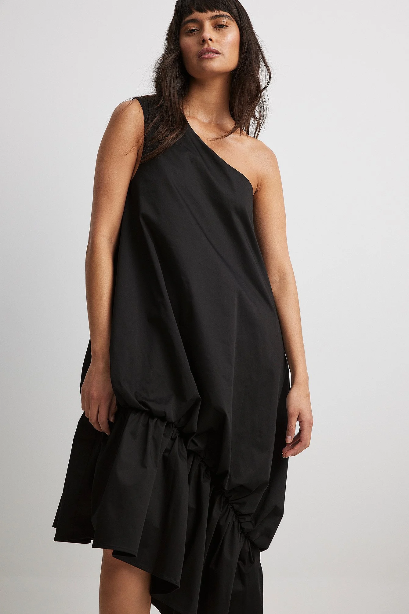 Asymmetrisches voluminöses One-Shoulder-Kleid