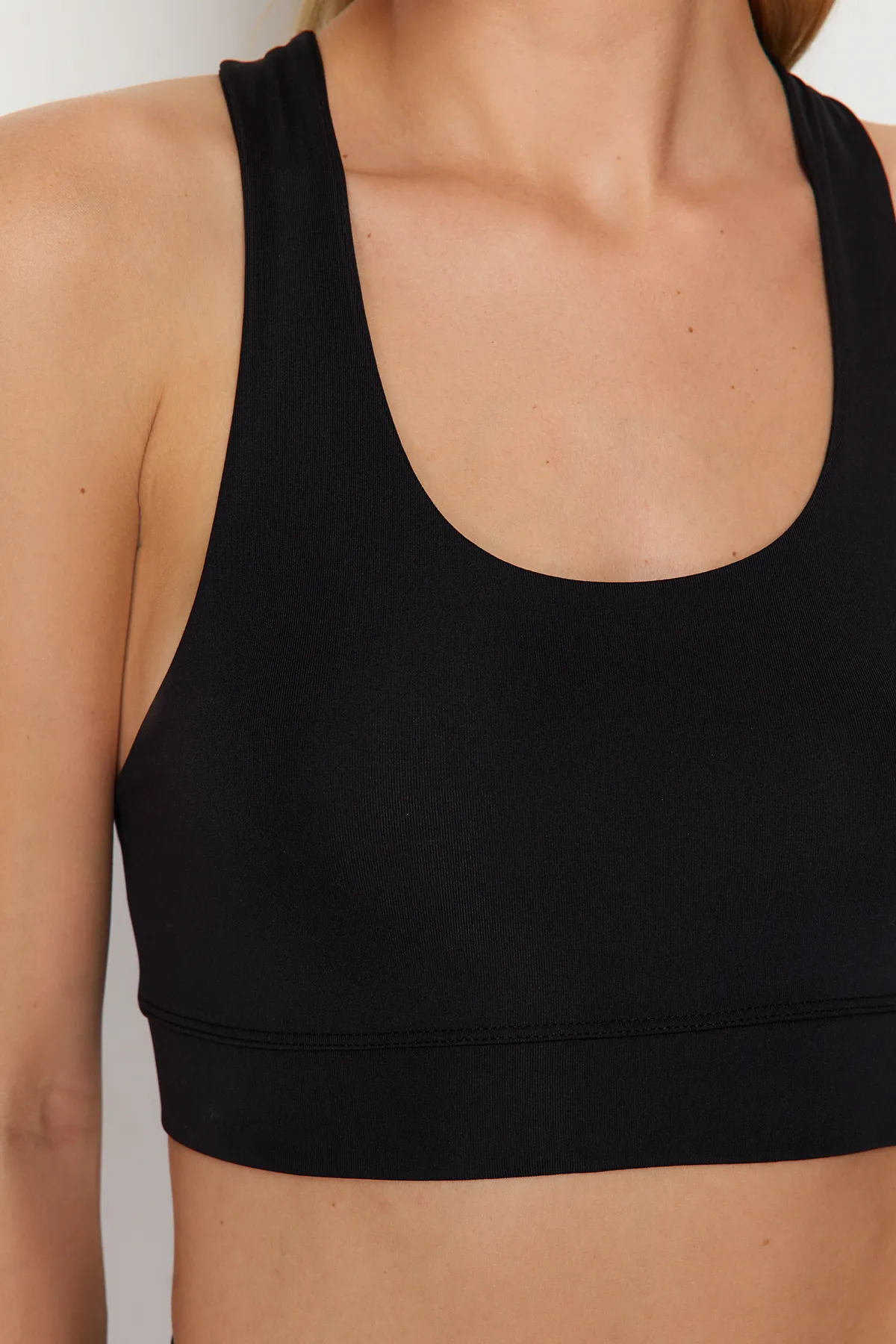 Trendyol Collection  Schwarzer Sport-BH mit Trägern und Styling-Funktion THMSS24SS00018