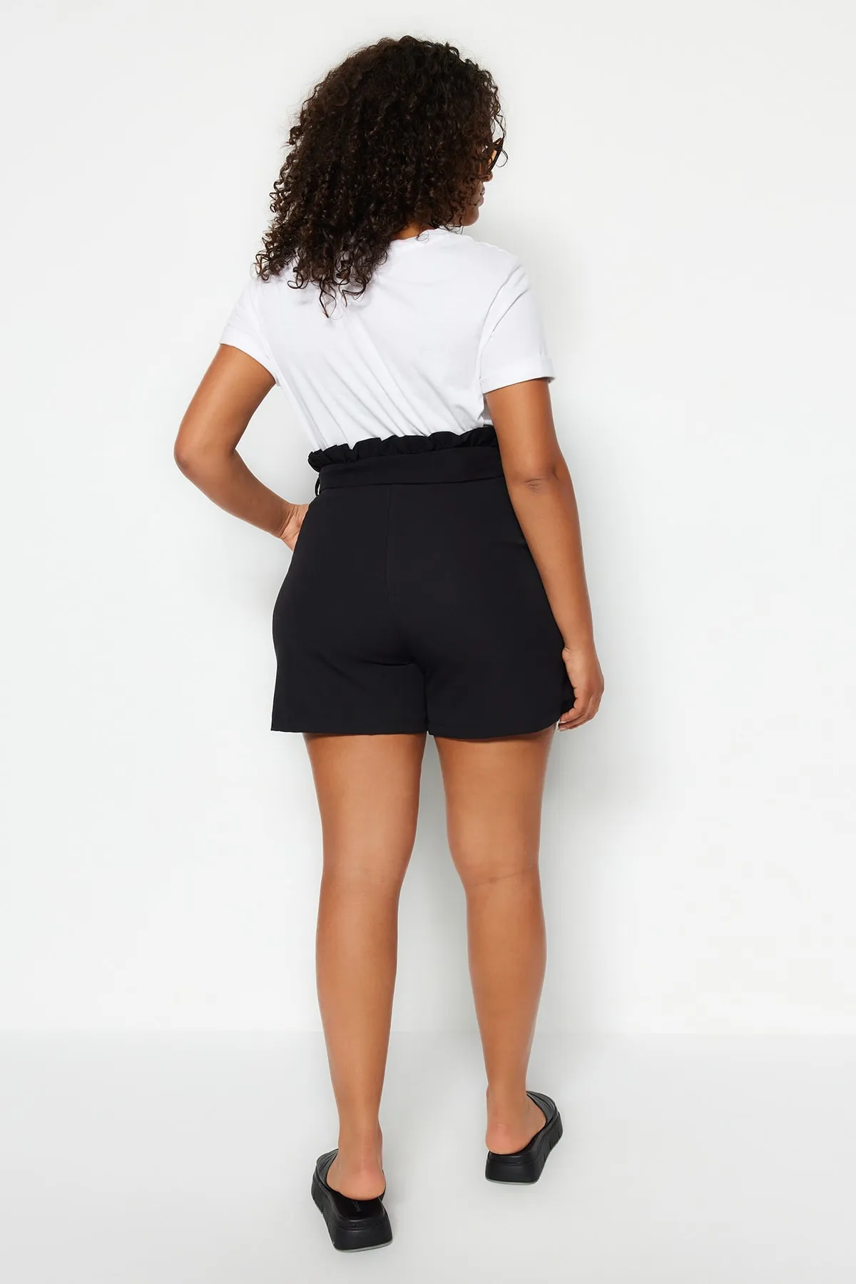 Trendyol Curve  Schwarze Finike Carrot Woven Shorts & Bermuda TBBSS23AP00018